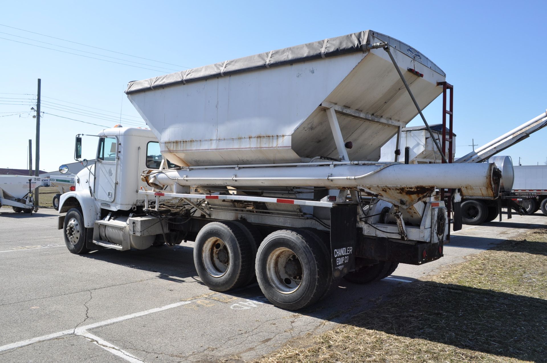 1994 Freighliner tender truck, Cummins M11-330E, Eaton 7 spd, tandem axle, Chandler side discharge - Image 2 of 24