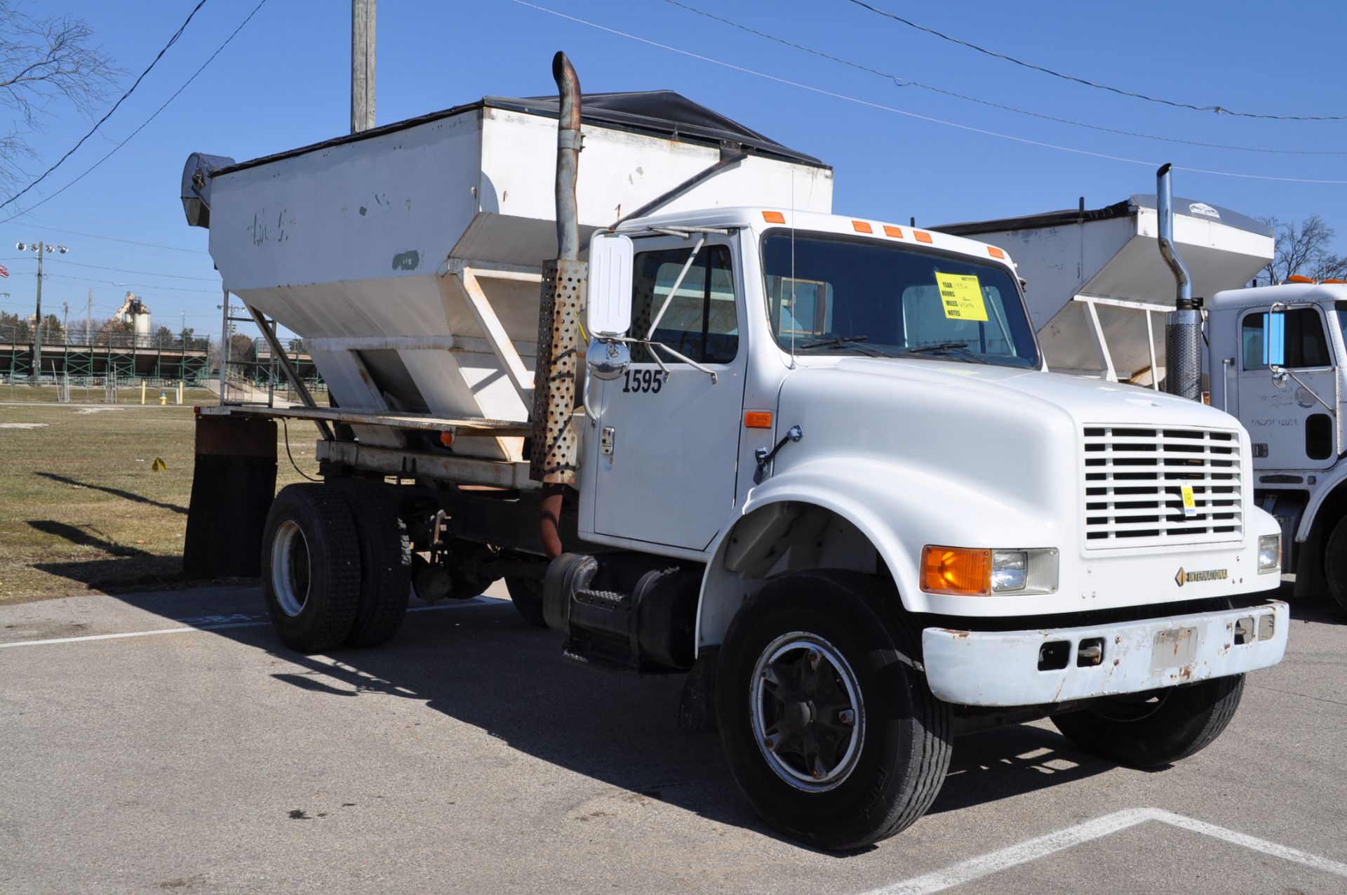 1992 International 4900, single, DT 466, 6-speed trans, seed tender, 10-ton bed w/KSI SS hydr - Image 4 of 21