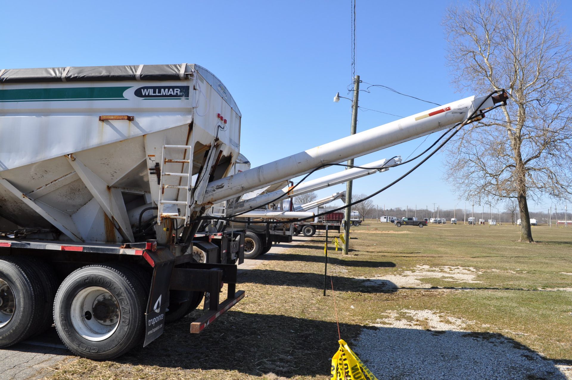 2001 Freightliner Columbia, tri-axle, Cummins ISM 330, 10-speed trans, fertilizer tender, Willmar - Image 3 of 36