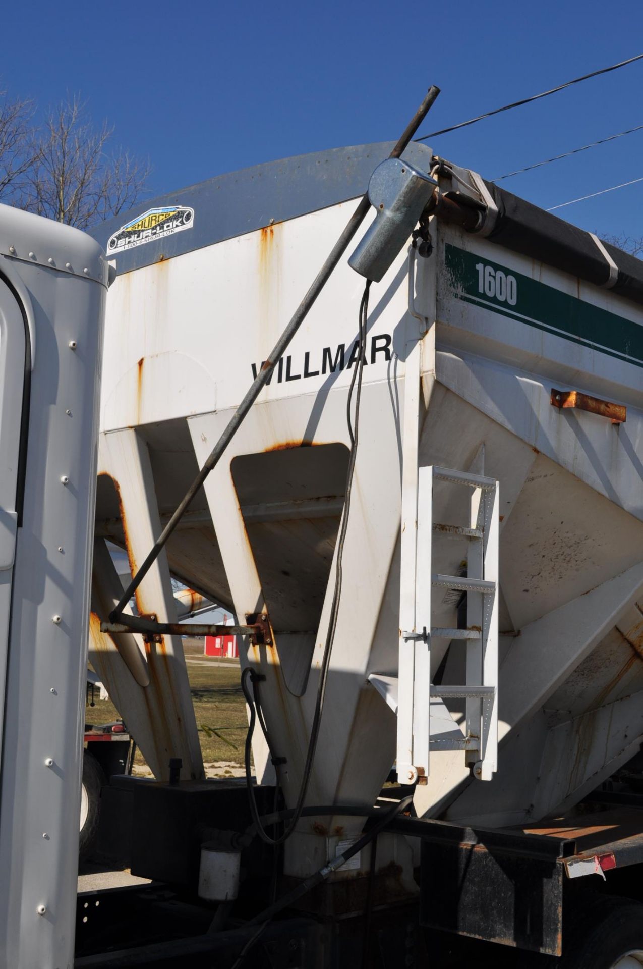 2001 Freightliner Columbia, tri-axle, Cummins ISM 330, 10-speed trans, fertilizer tender, Willmar - Image 22 of 36