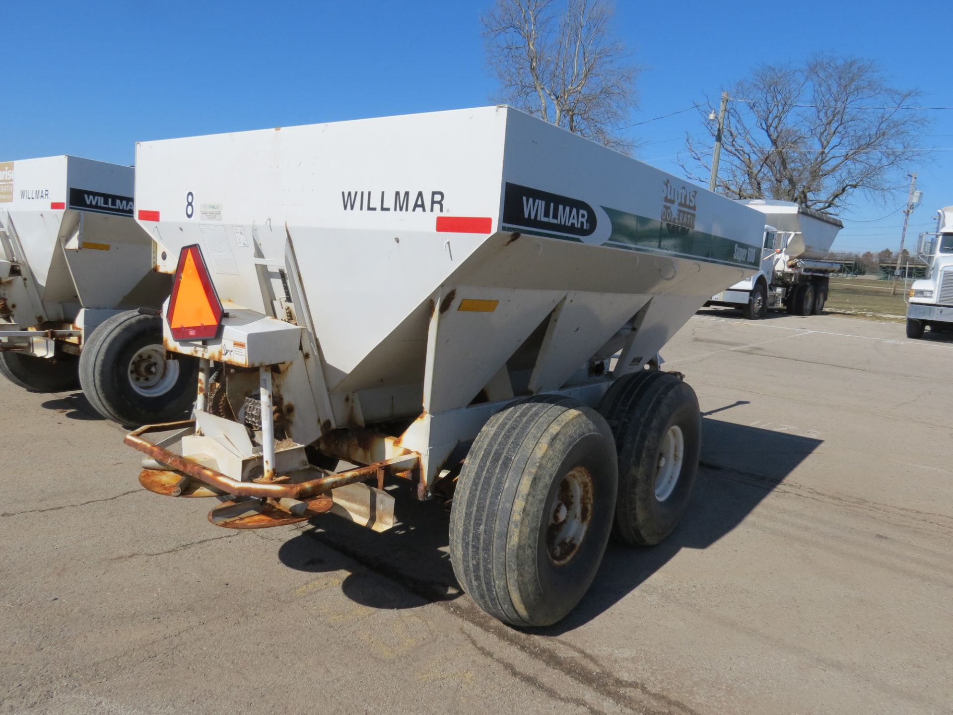 Willmar Super 600 dry fertilizer spreader - Image 7 of 13