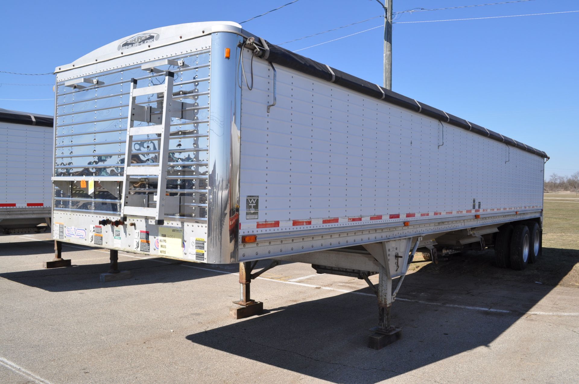 2001 41’ Wilson Pacesetter Hopper Bottom, Strap Trap, tandem, air ride, roll tarp