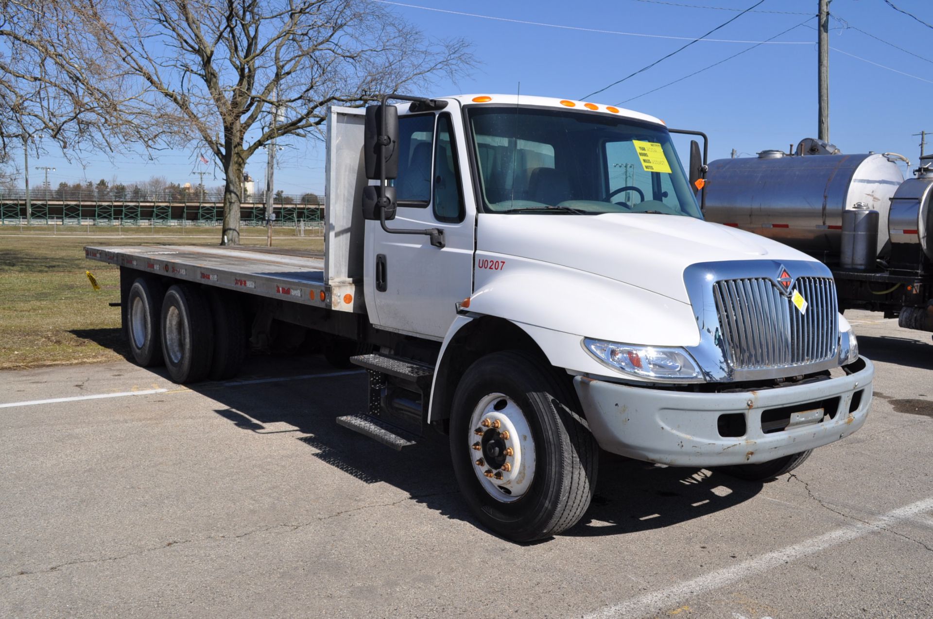 2002 International 4400, tandem, DT 466, auto trans, 25’ alum. flat bed, 233,000 mi. - Image 5 of 21