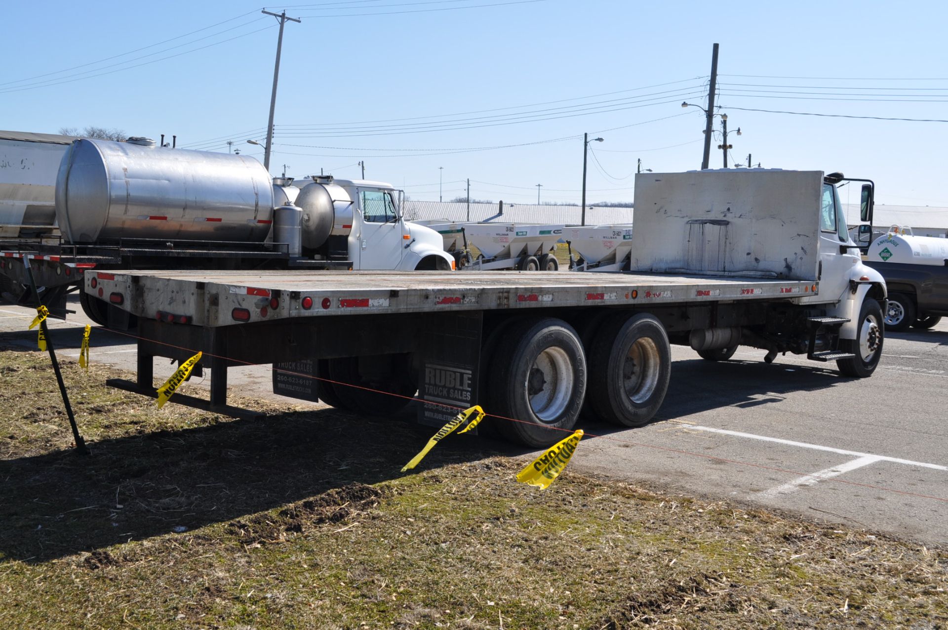 2002 International 4400, tandem, DT 466, auto trans, 25’ alum. flat bed, 233,000 mi. - Image 4 of 21