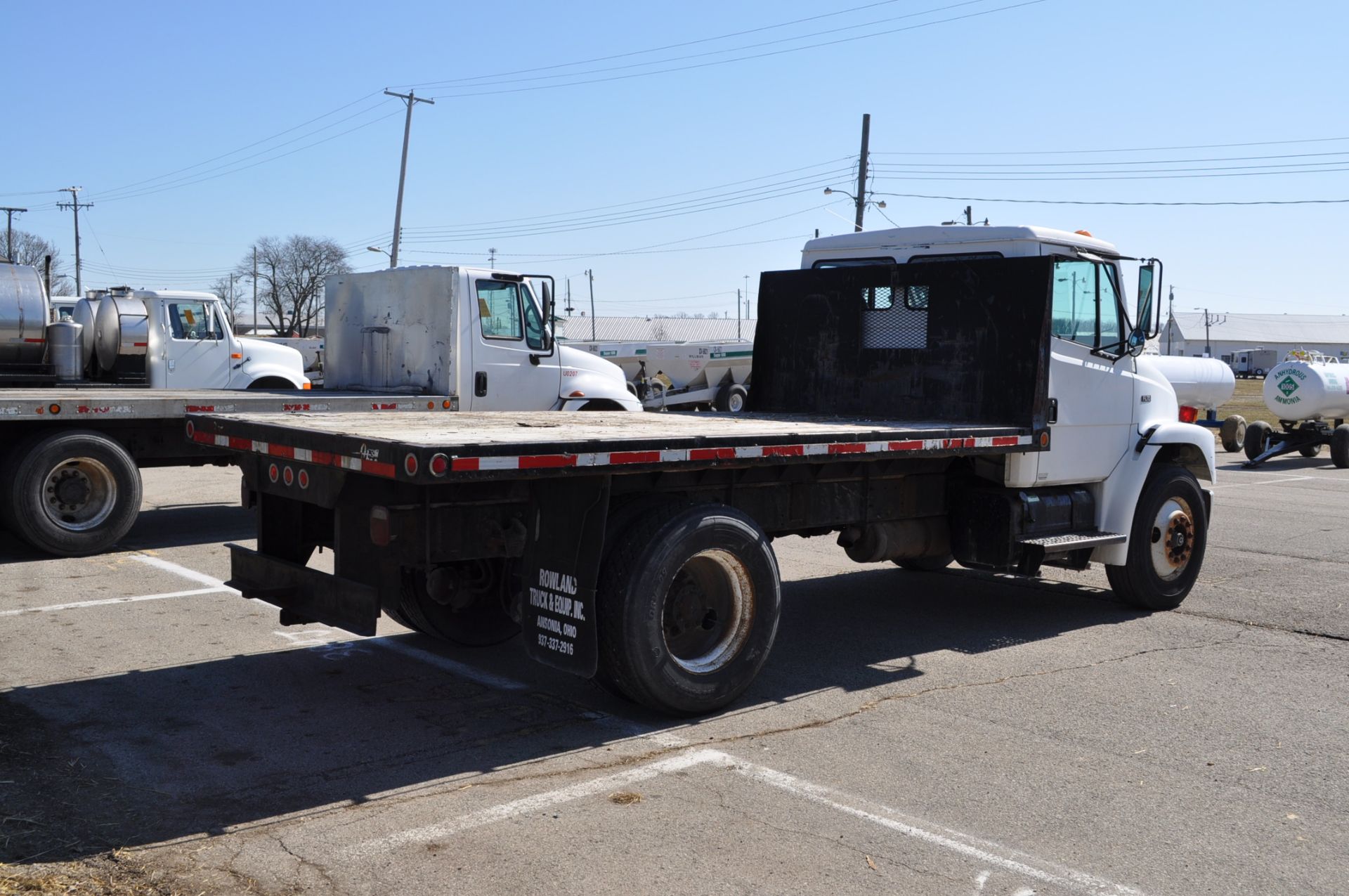 1993 Freightliner FL70, single, Cummins 5.9, 6-speed trans, 14’ flat bed, 294,873 mi - Image 3 of 15