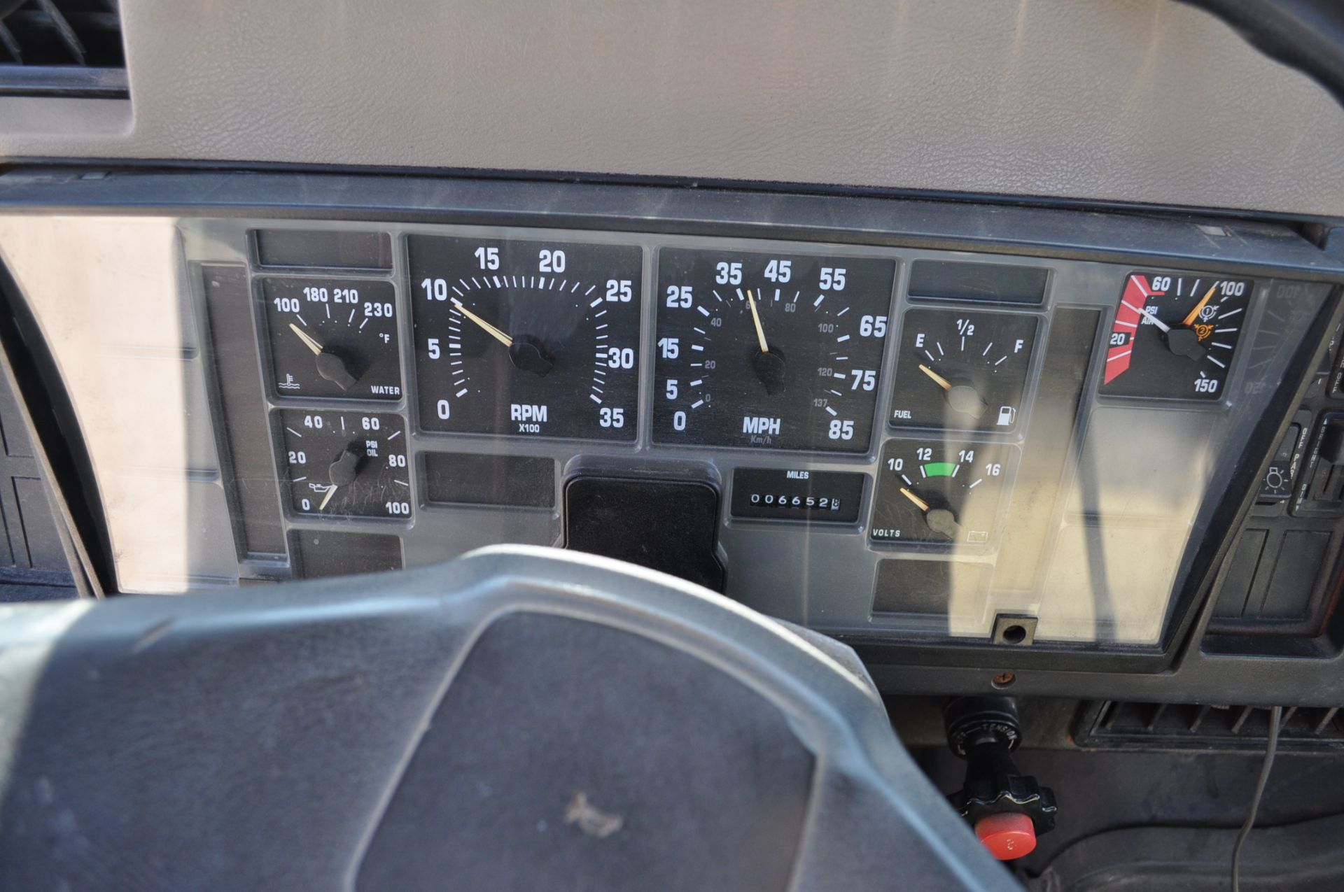 1990 International 8100, tandem, Cummins LTA-10, 9-speed trans, no bed, 371,365 mi - Image 14 of 18