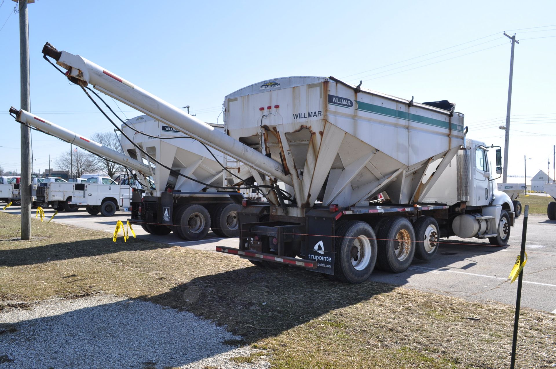 2001 Freightliner Columbia, tri-axle, Cummins ISM 330, 10-speed trans, fertilizer tender, Willmar - Image 4 of 36