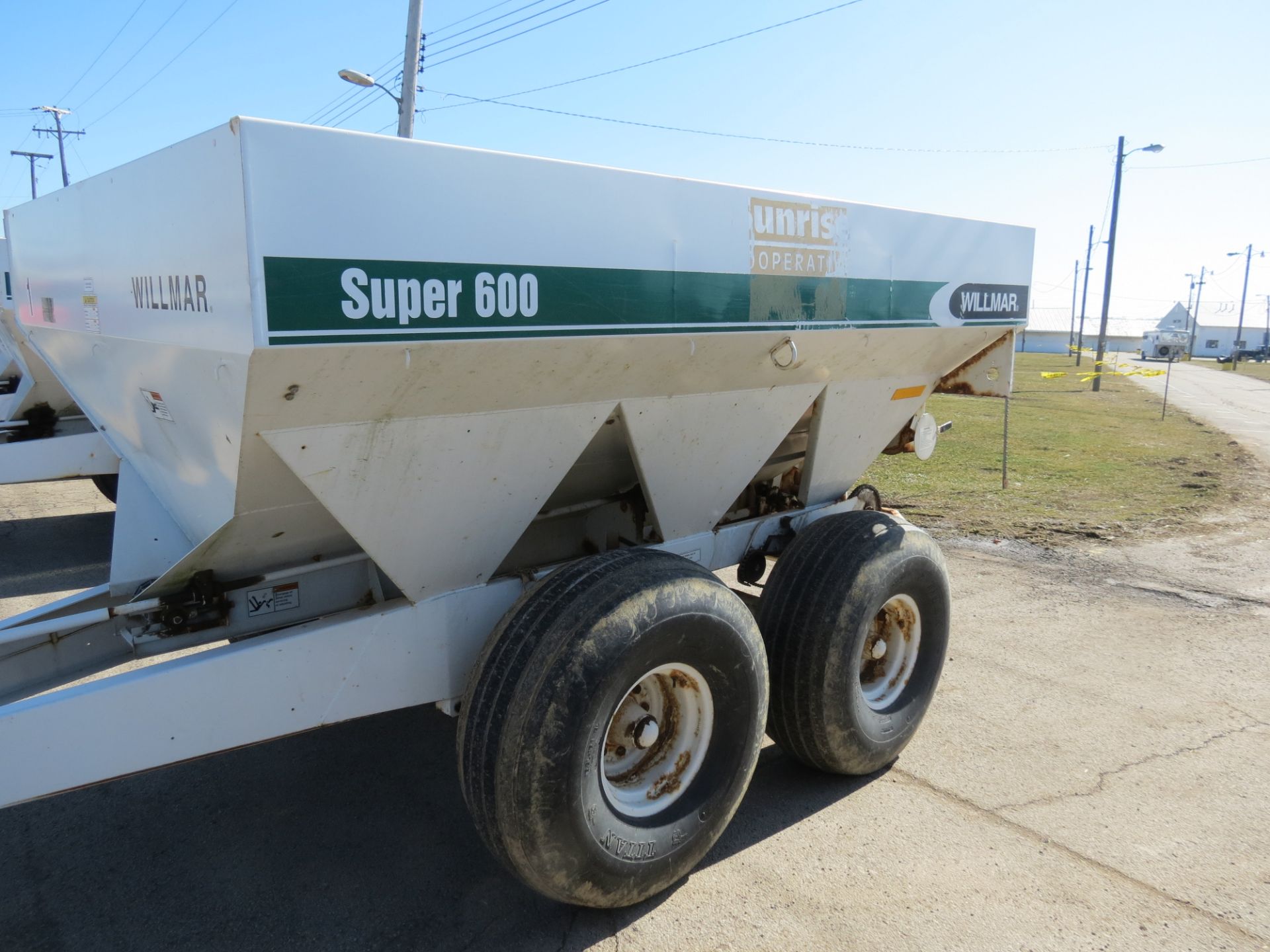 Willmar Super 600 dry fertilizer spreader - Image 2 of 13