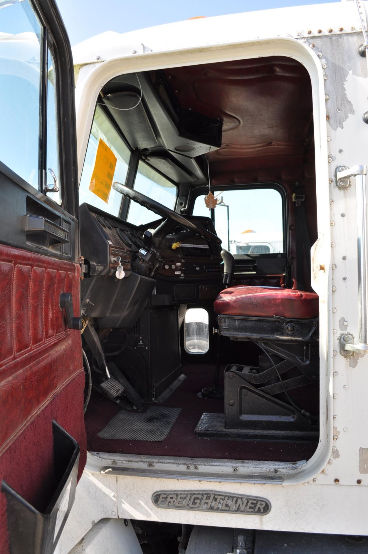 1993 Freightliner FLD, tandem, air lift 3rd axle, Cummins M11, 10-speed trans, Willmar 1600, - Image 25 of 29