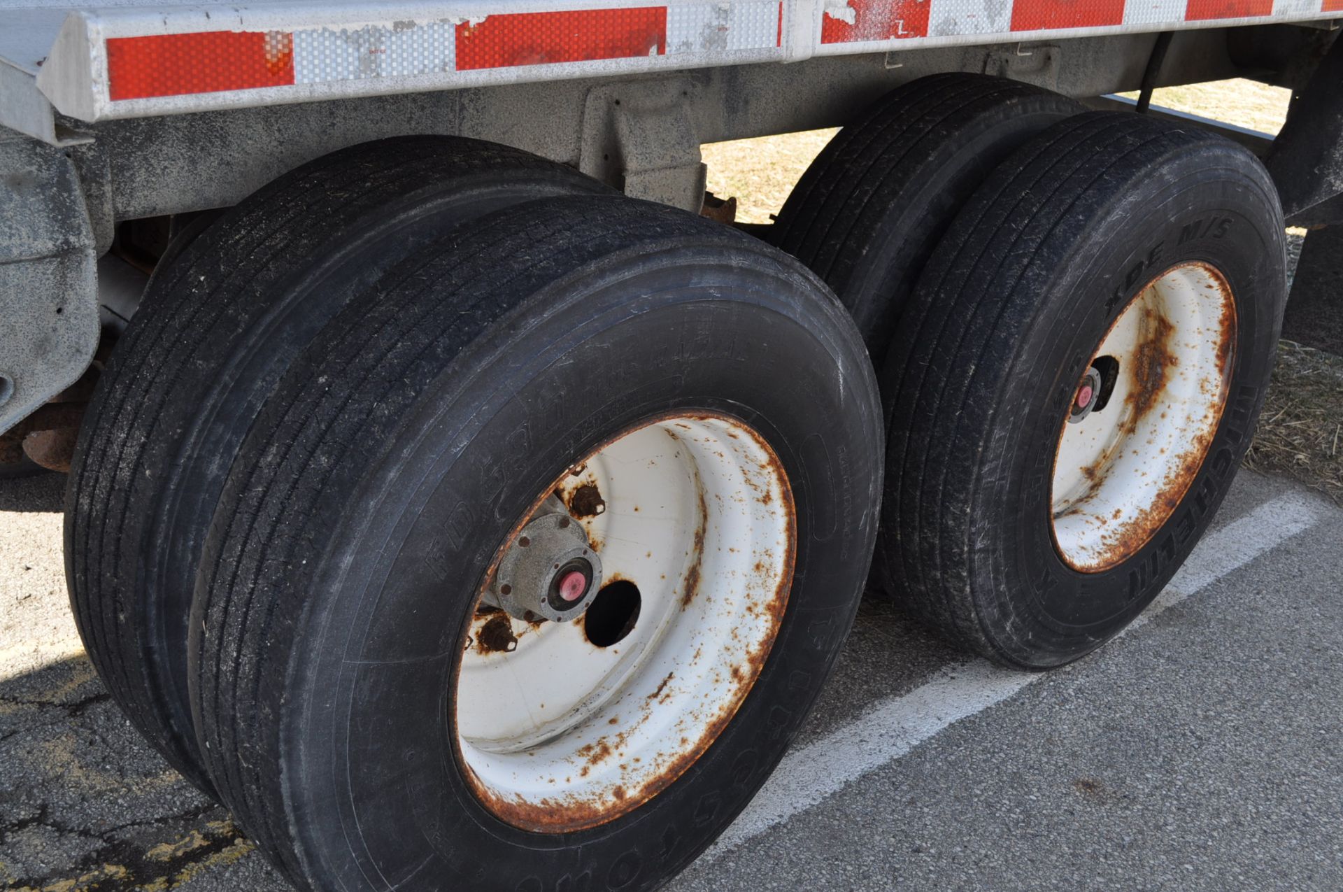 1993 Warren 6-bin bulk feed semi trailer, tandem, 32’ auger - Image 7 of 12