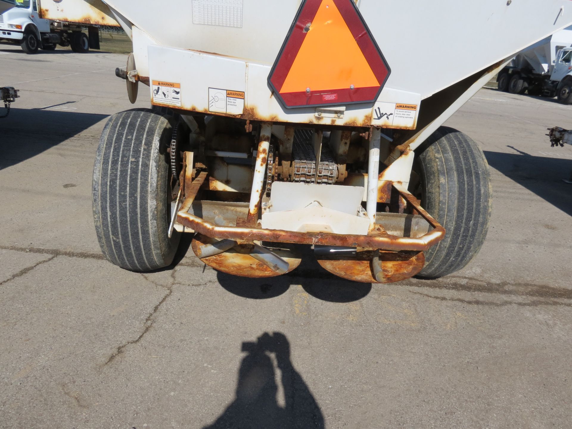 Willmar Super 600 dry fertilizer spreader - Image 4 of 13