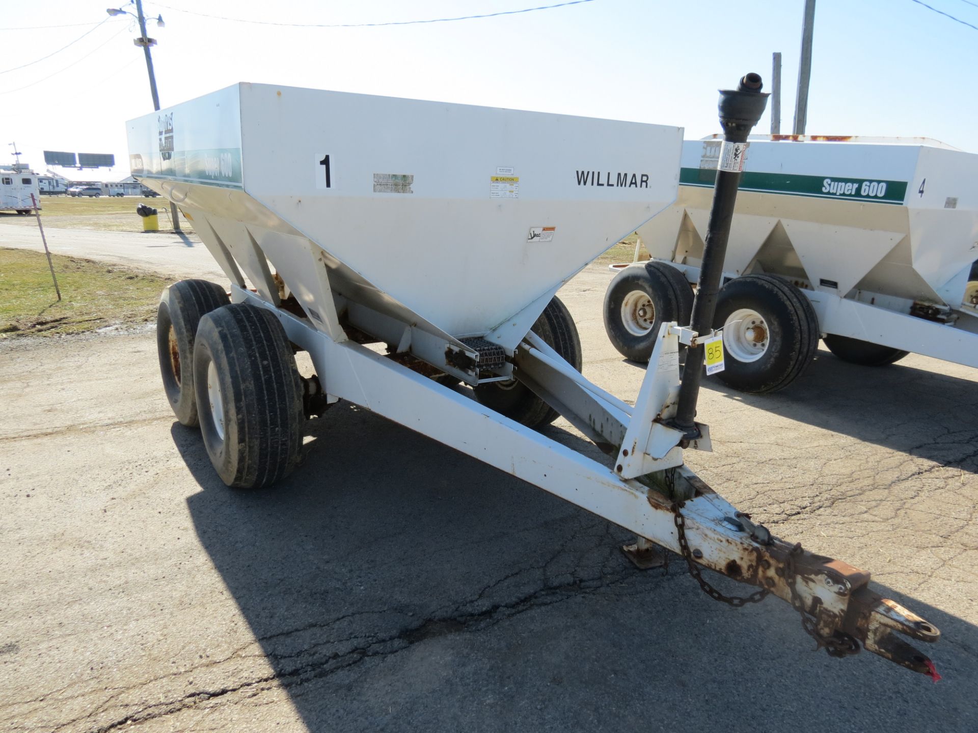 Willmar Super 600 dry fertilizer spreader - Image 9 of 13