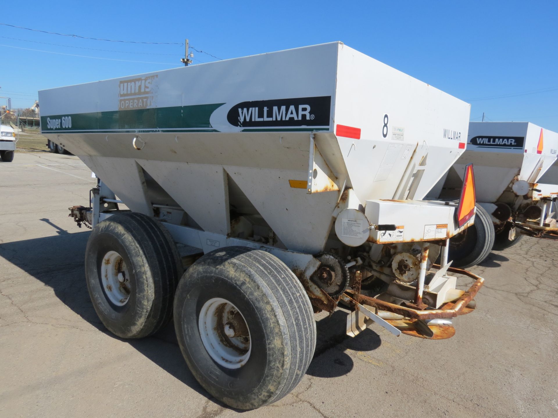 Willmar Super 600 dry fertilizer spreader - Image 3 of 13