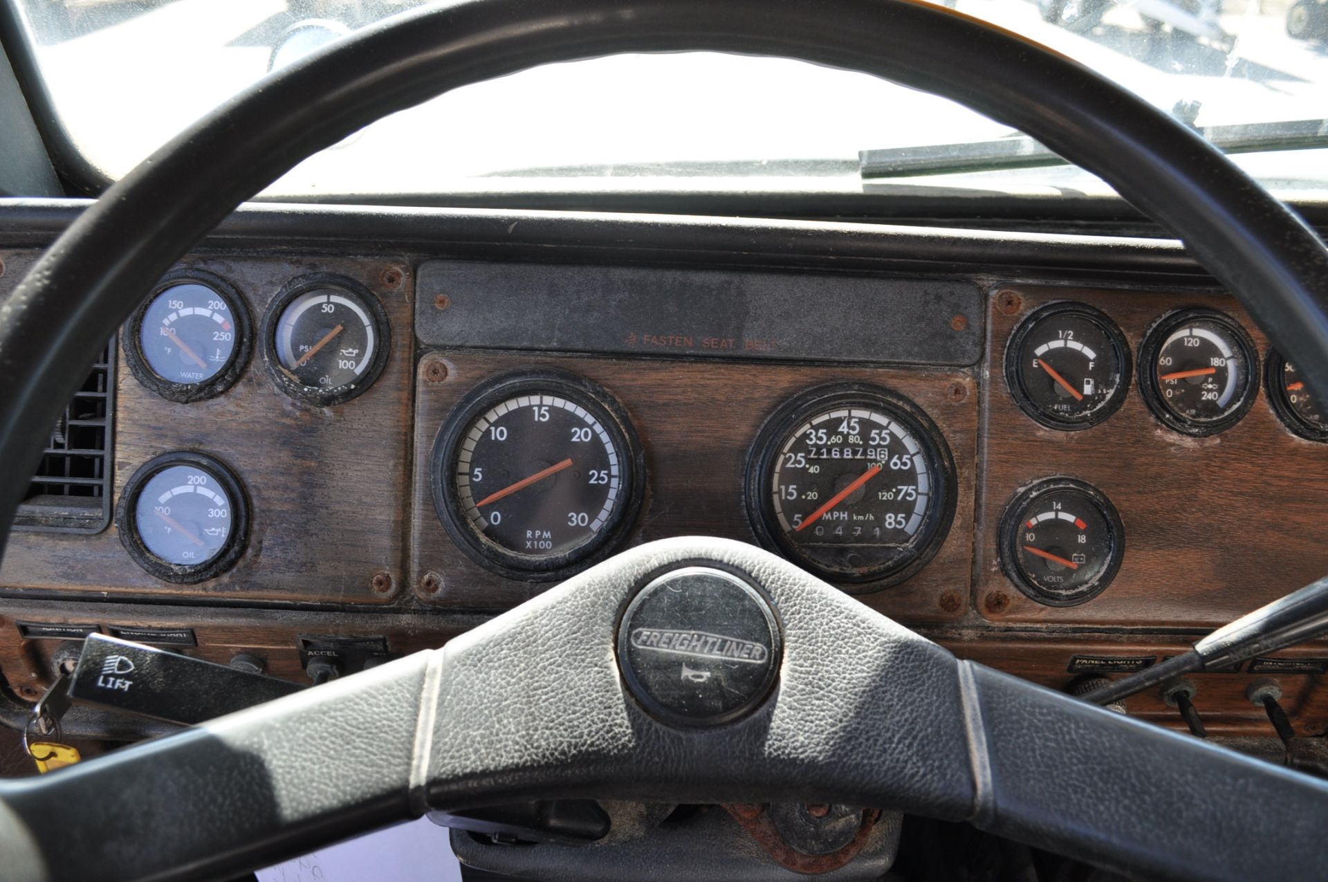 1994 Freighliner tender truck, Cummins M11-330E, Eaton 7 spd, tandem axle, Chandler side discharge - Image 20 of 24