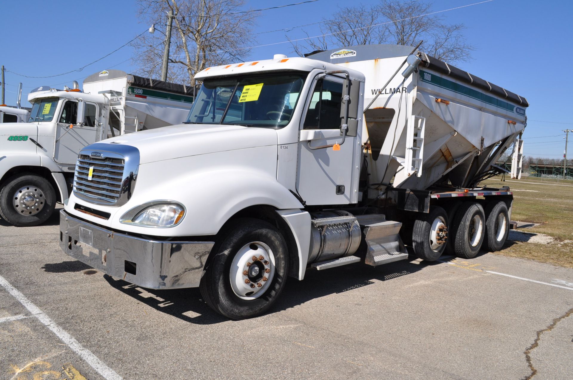 2001 Freightliner Columbia, tri-axle, Cummins ISM 330, 10-speed trans, fertilizer tender, Willmar