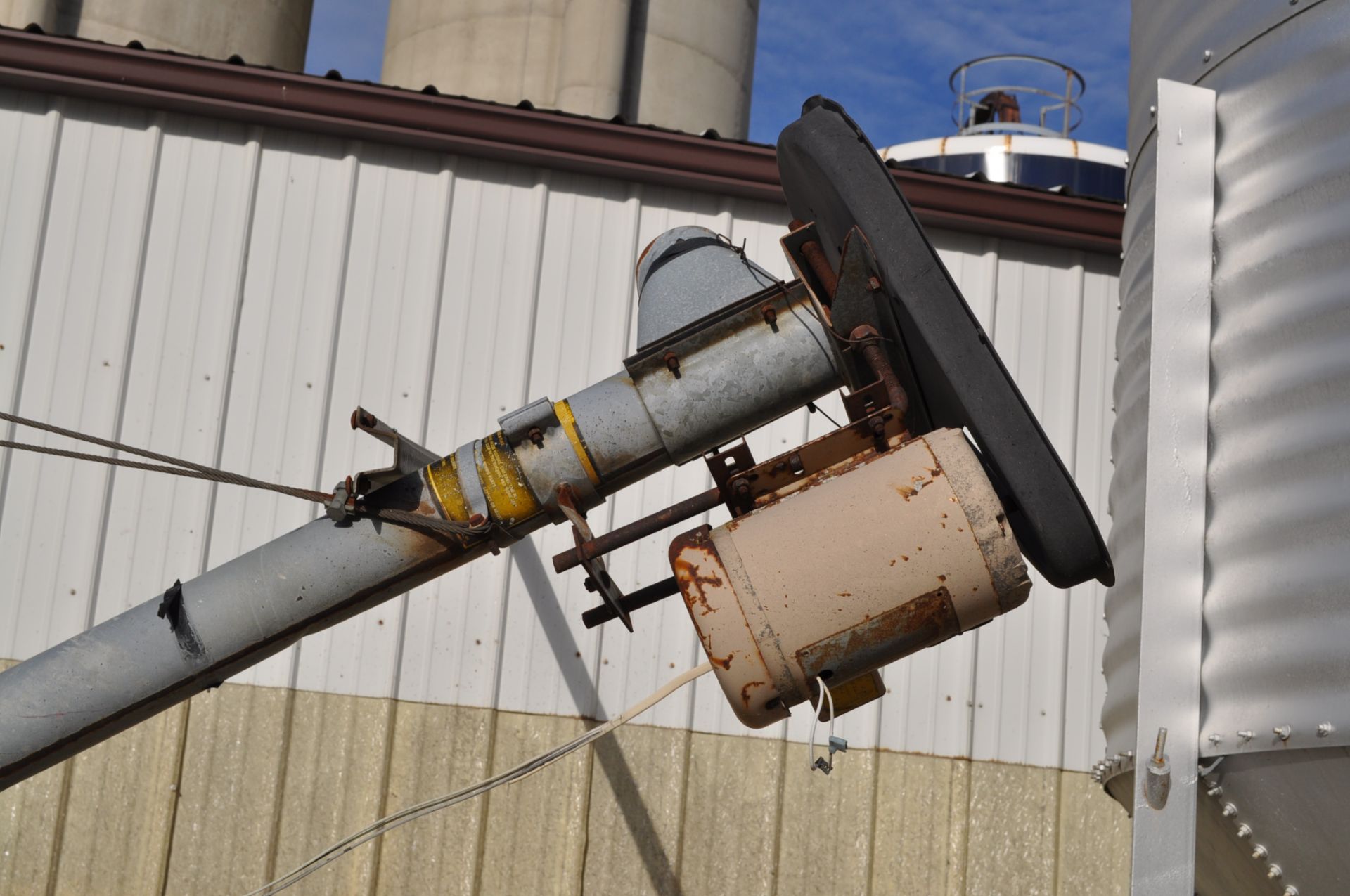 6 1/2’ diameter 4 narrow ring feed bin, 70 deg slope, 100' of pipe for flex auger, - Image 4 of 5