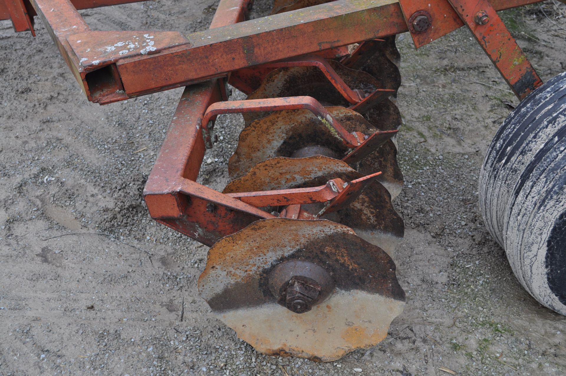 15’ Allis Chalmers disc, front notched blades, smooth rear blades - Image 7 of 13