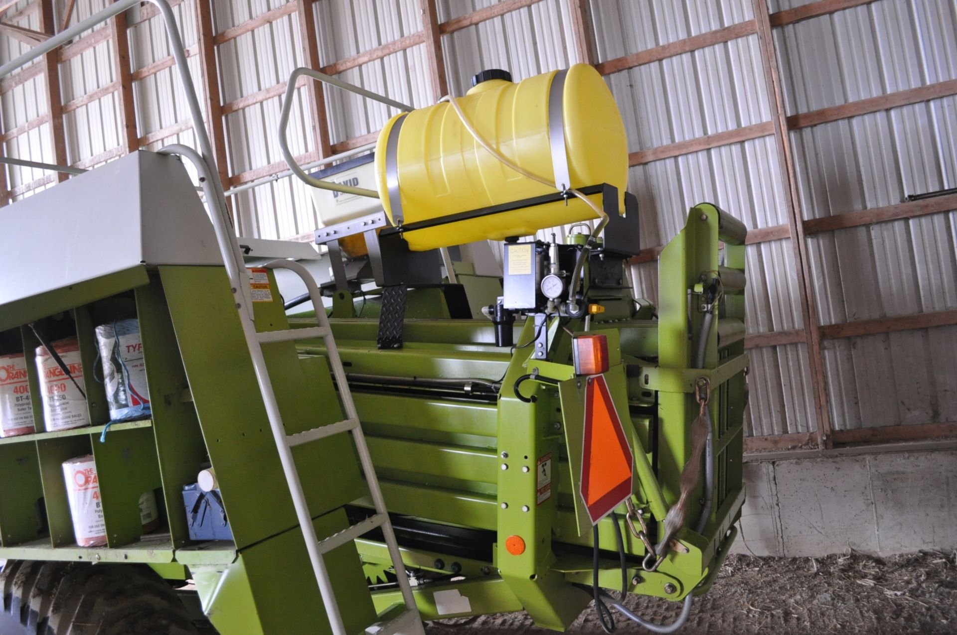 2005 Claas Quardrant 2100 Roto Cut square baler, 27”x32” bale, 600/50-22.5 flotation tires, twine - Image 11 of 18