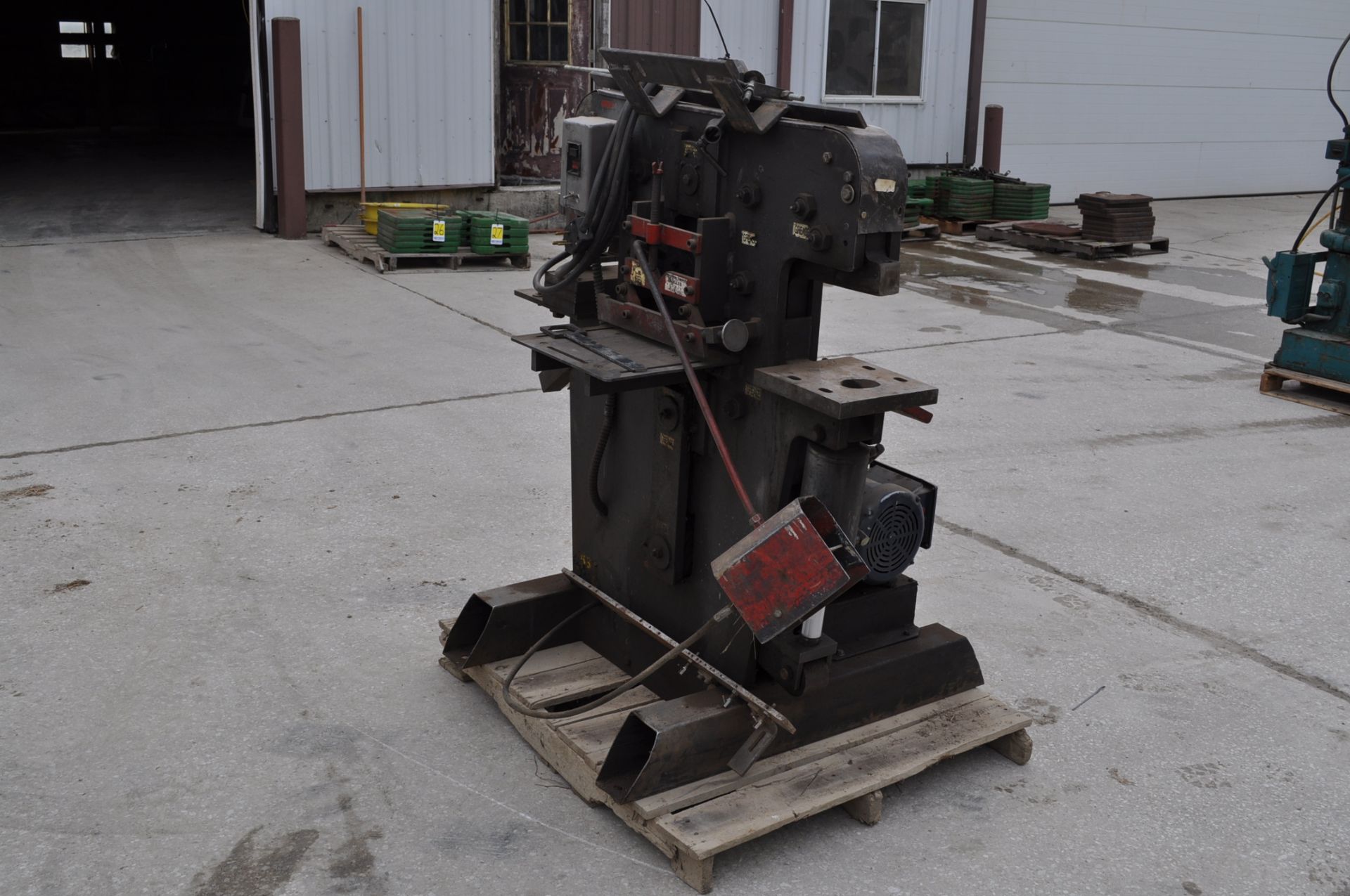 55 ton iron worker, single phase, flat, and angle shear - Image 4 of 7