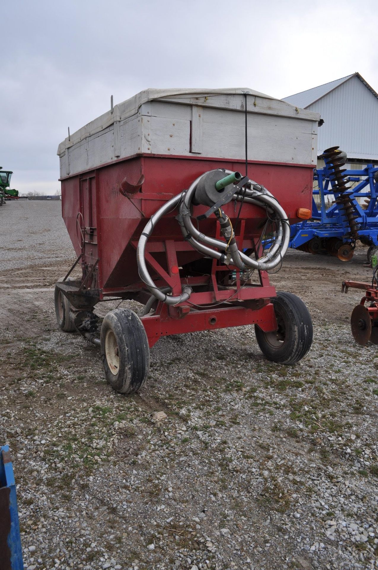 Gravity bed wagon on gear, 11L-15 ties, with Yetter seed Jet air transfer system, roll tarp - Image 3 of 8