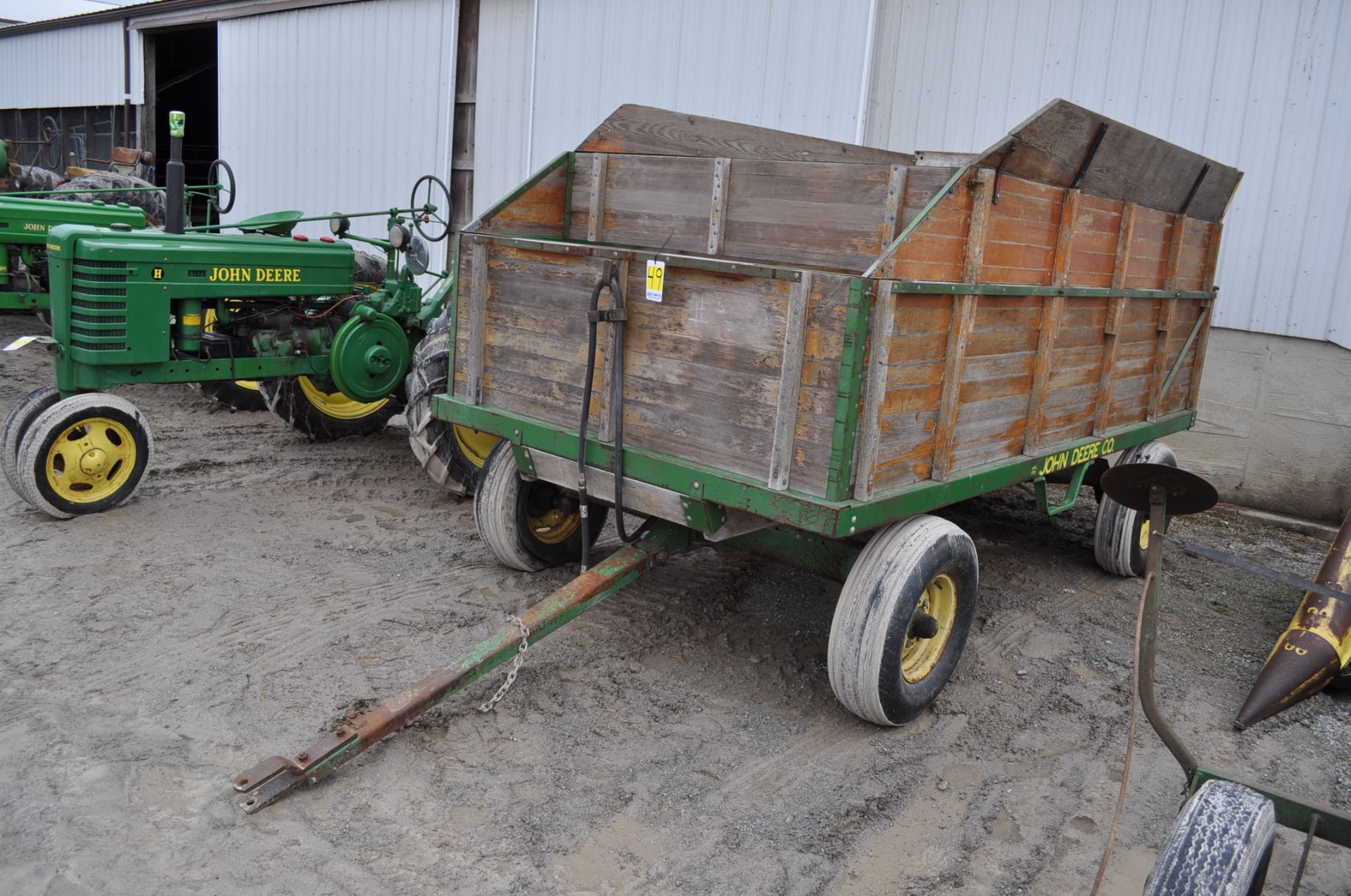 Silage wagon with John Deere gear and hoist