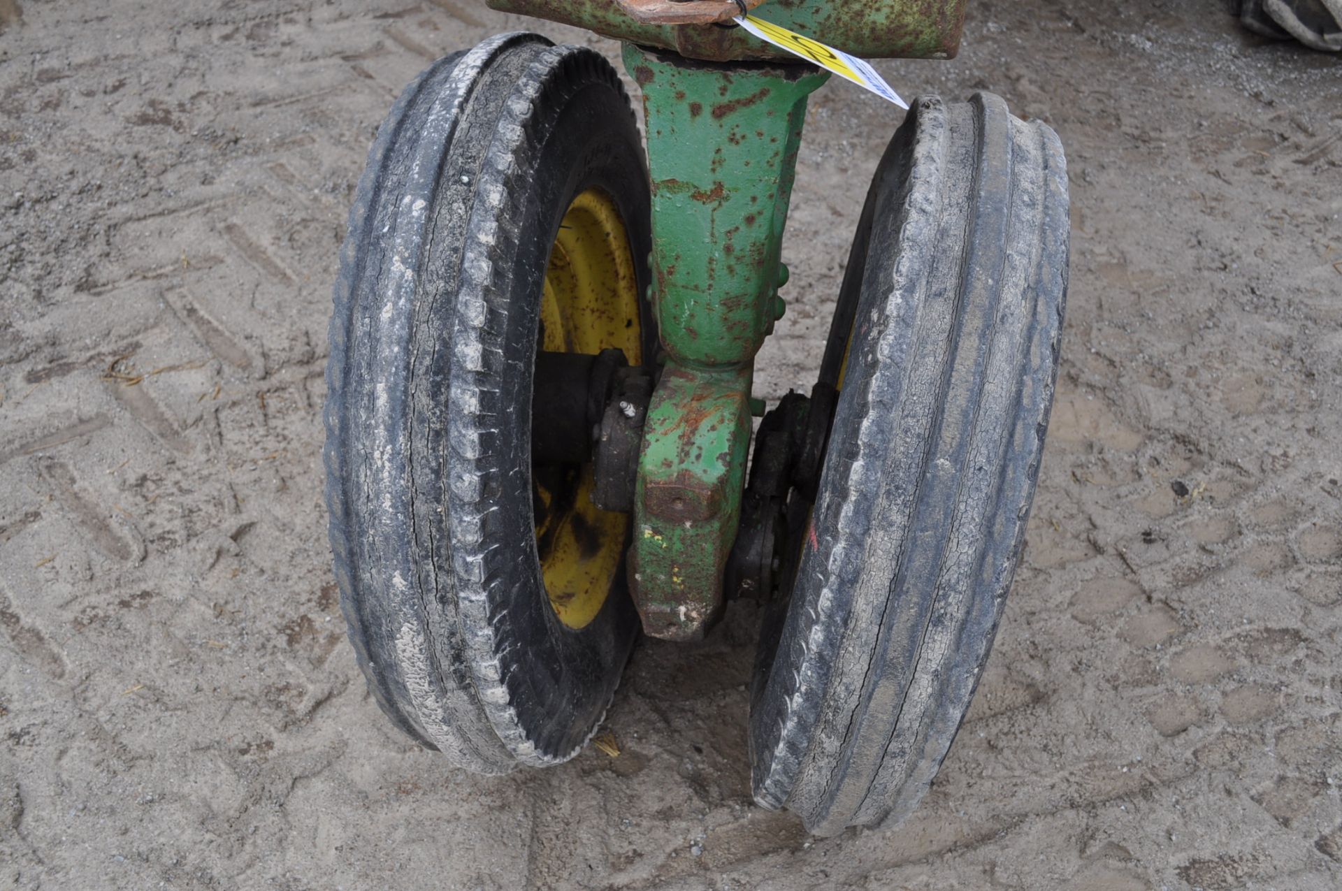 John Deere 520 tractor, LP, 13.6-12-36 rear tires, 6.00-19 front tires, narrow front, power steering - Image 5 of 12