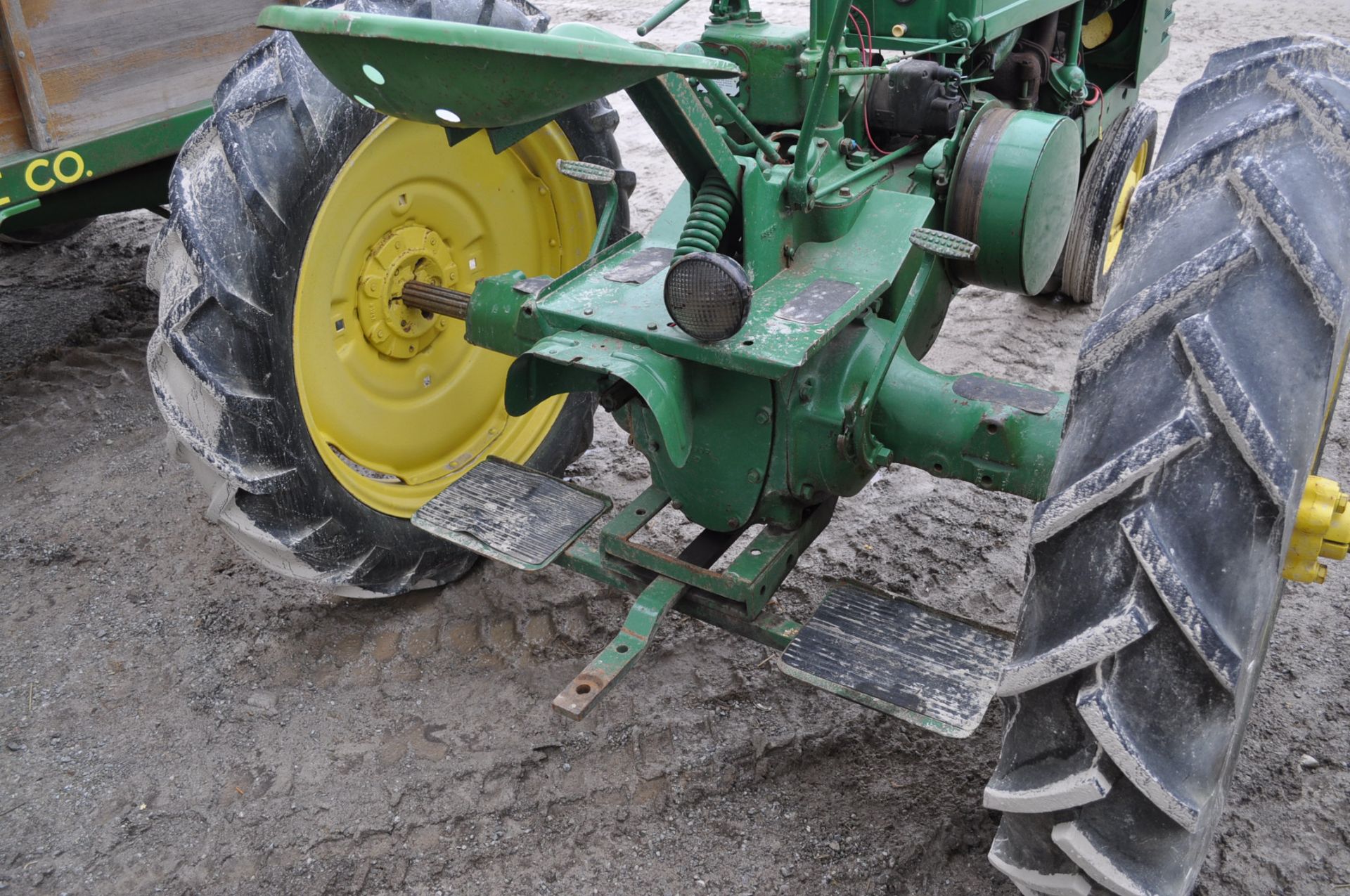 John Deere H tractor, 9.5-32 rear tires, 4.00-15 front tires, narrow front, electric start, PTO, hyd - Image 8 of 12