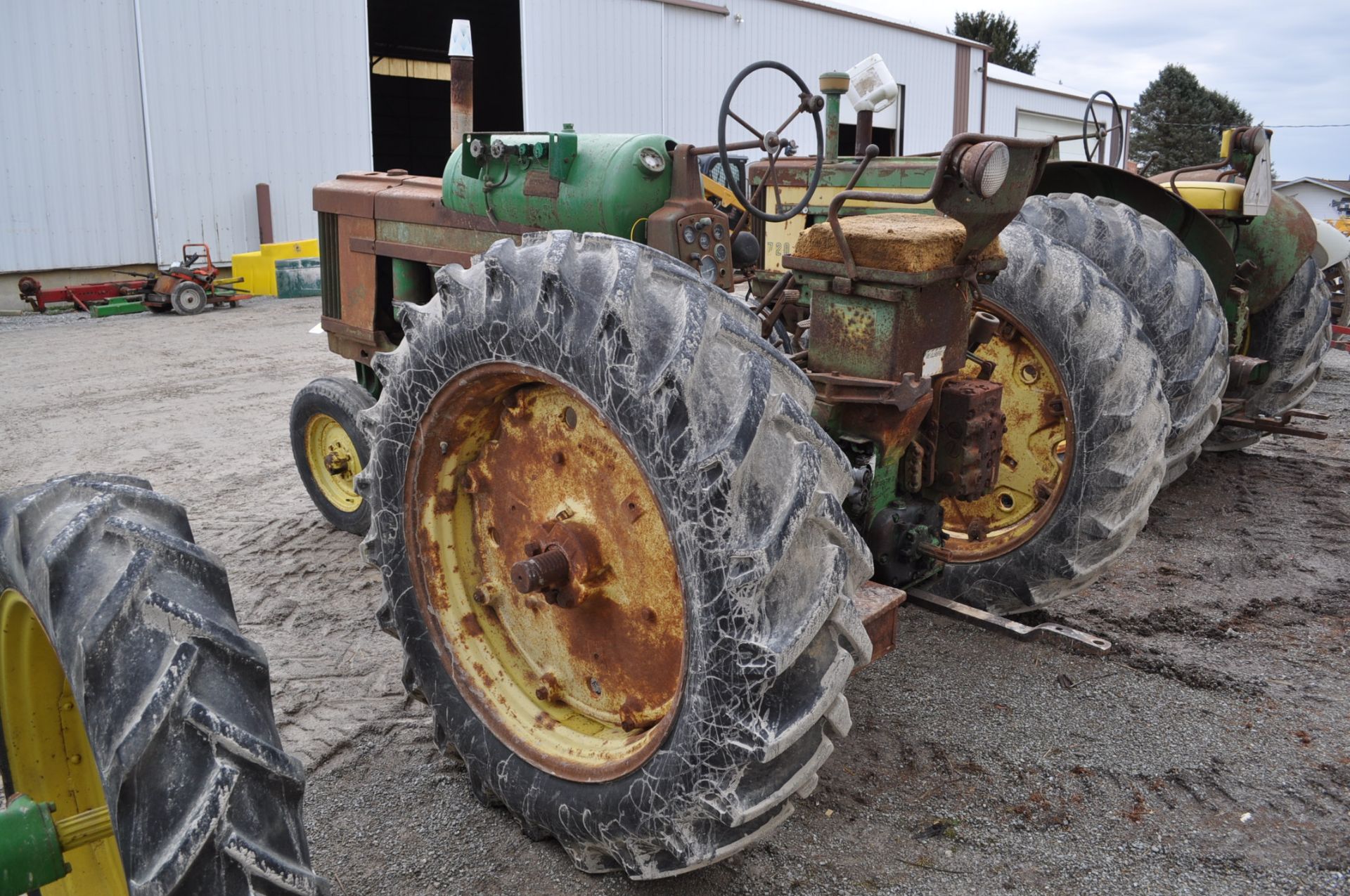 John Deere 520 tractor, LP, 13.6-12-36 rear tires, 6.00-19 front tires, narrow front, power steering - Image 4 of 12