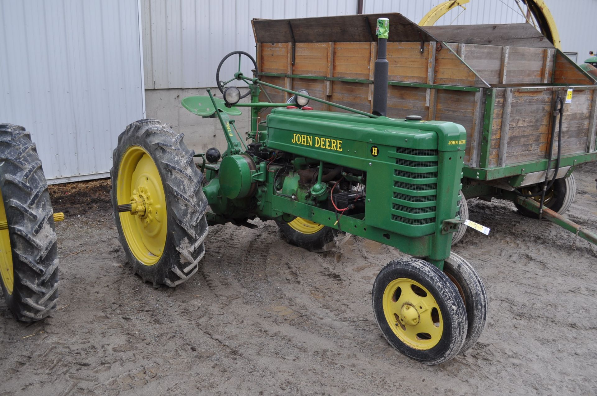 John Deere H tractor, 9.5-32 rear tires, 4.00-15 front tires, narrow front, electric start, PTO, hyd - Image 2 of 12