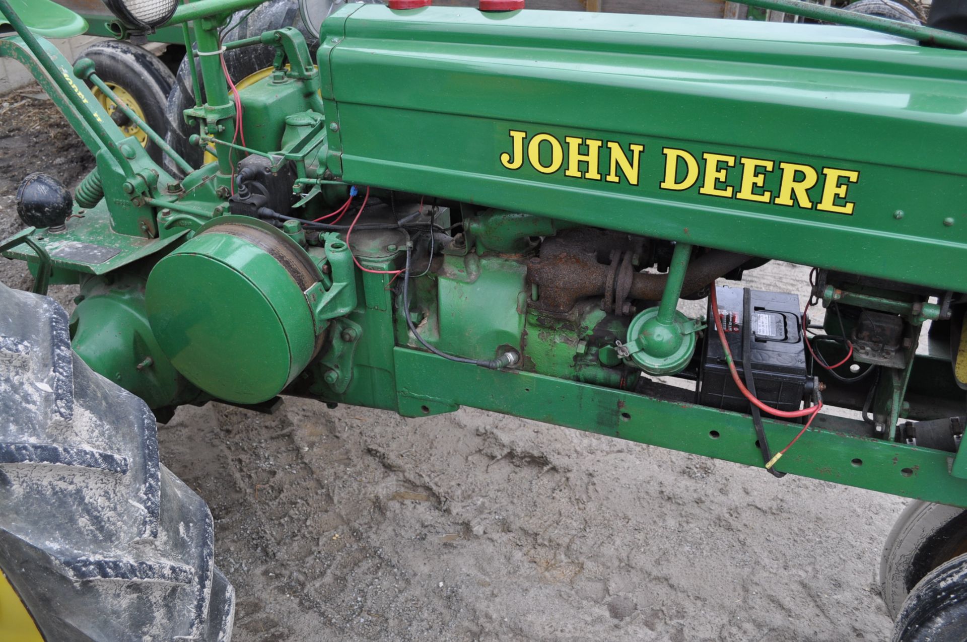 John Deere H tractor, 9.5-32 rear tires, 4.00-15 front tires, narrow front, electric start, PTO, hyd - Image 10 of 12