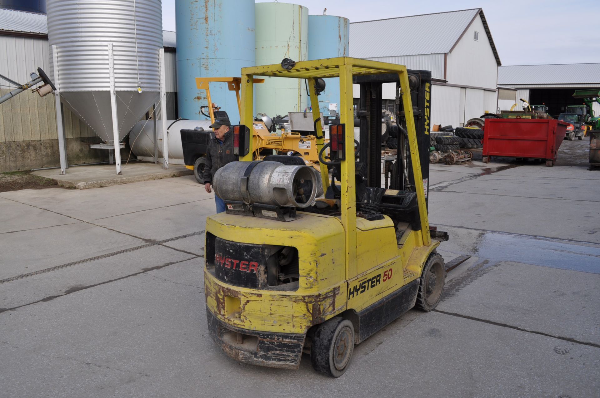 Hyster 50 fork lift, 3 stage mast, sideshift, LP, solid tires, 5,000 lb capacity - Image 3 of 14