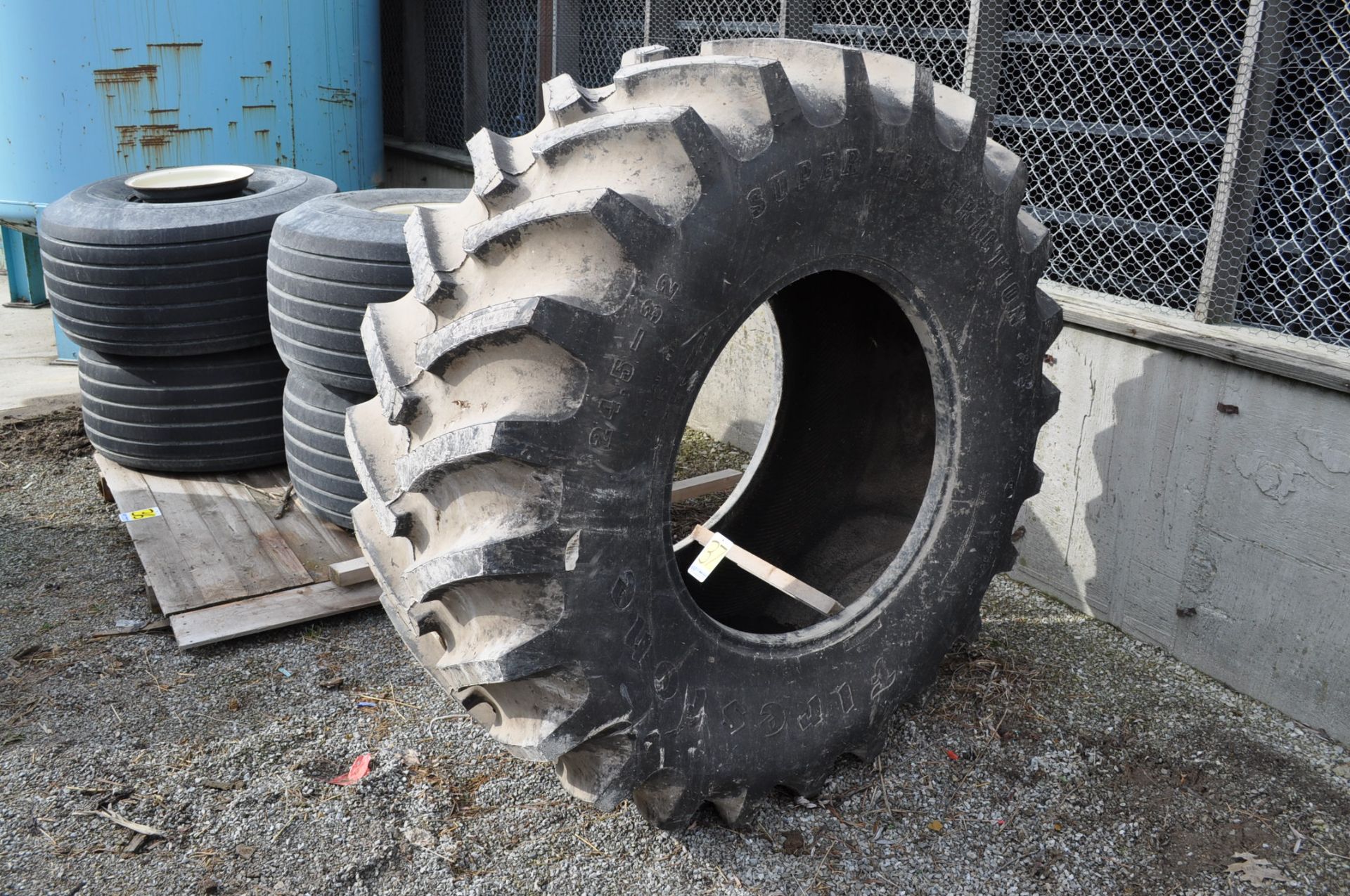 NEW 24.5 - 32 tire - Image 2 of 3