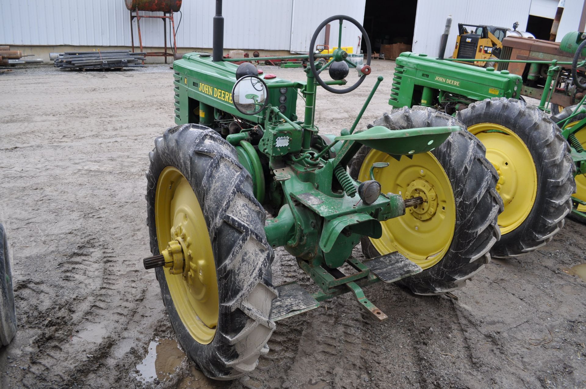 John Deere H tractor, 9.5-32 rear tires, 4.00-15 front tires, narrow front, electric start, PTO, hyd - Image 4 of 12