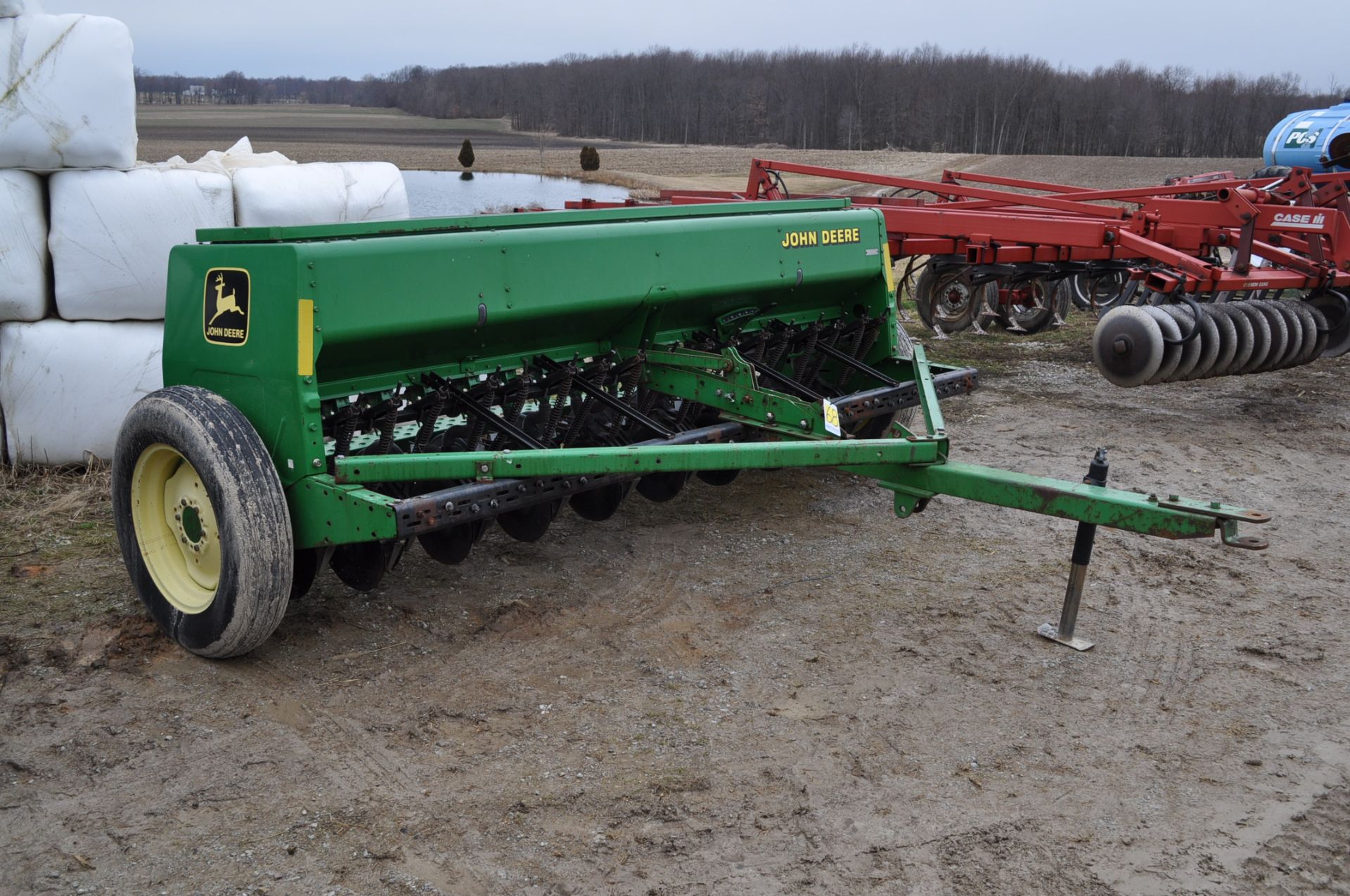 John Deere 450 end wheel grain drill, 17 hole, 7.50-20 tires, SN 690610, low acres - Image 2 of 8