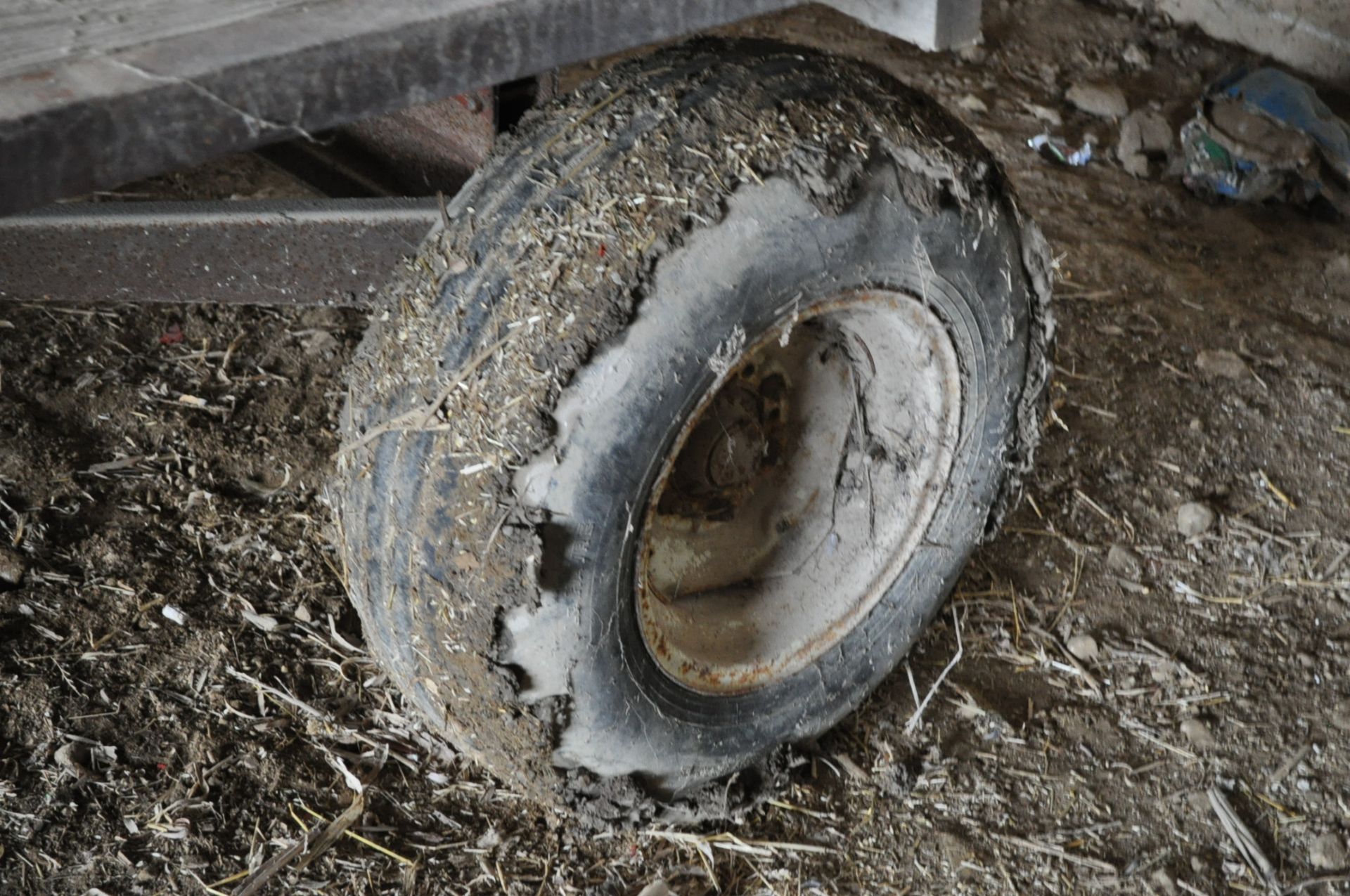 8' x 16' flat rack hay wagon with rear standard - Image 6 of 7