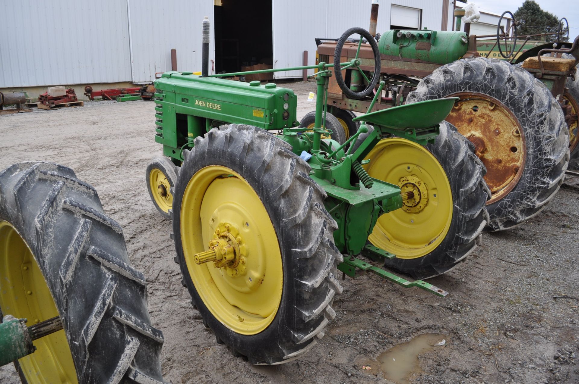 John Deere H tractor, gas, 9.5-32 rear tires, 4.00-15 front tires, narrow front, electric start - Image 4 of 12