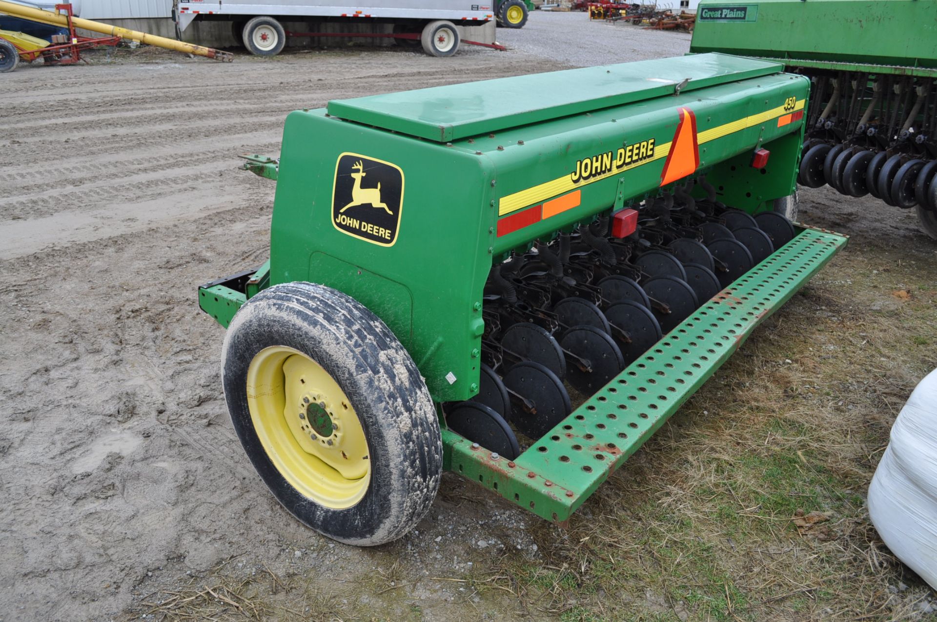 John Deere 450 end wheel grain drill, 17 hole, 7.50-20 tires, SN 690610, low acres - Image 4 of 8