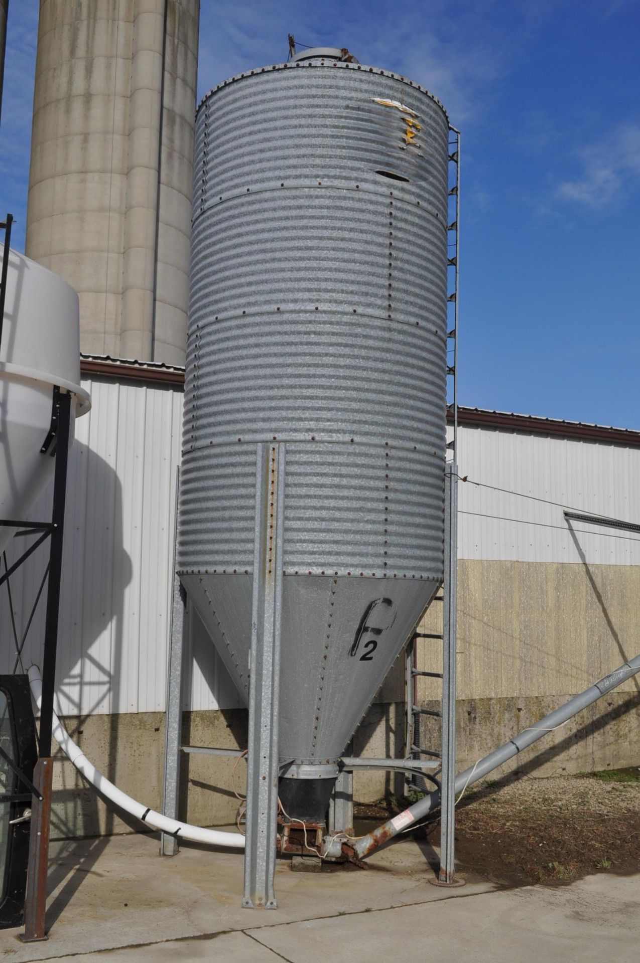 6 1/2’ diameter 4 narrow ring feed bin, 70 deg slope, 100' of pipe for flex auger, - Image 2 of 5