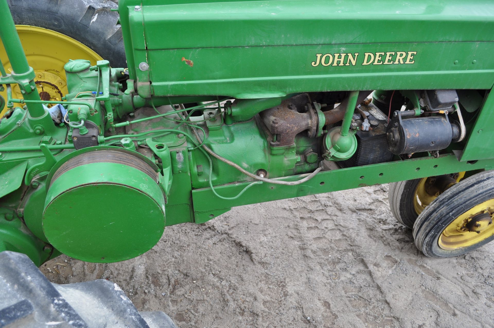 John Deere H tractor, gas, 9.5-32 rear tires, 4.00-15 front tires, narrow front, electric start - Image 10 of 12