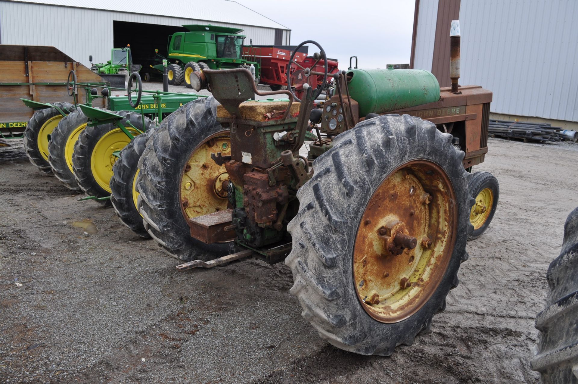 John Deere 520 tractor, LP, 13.6-12-36 rear tires, 6.00-19 front tires, narrow front, power steering - Image 3 of 12