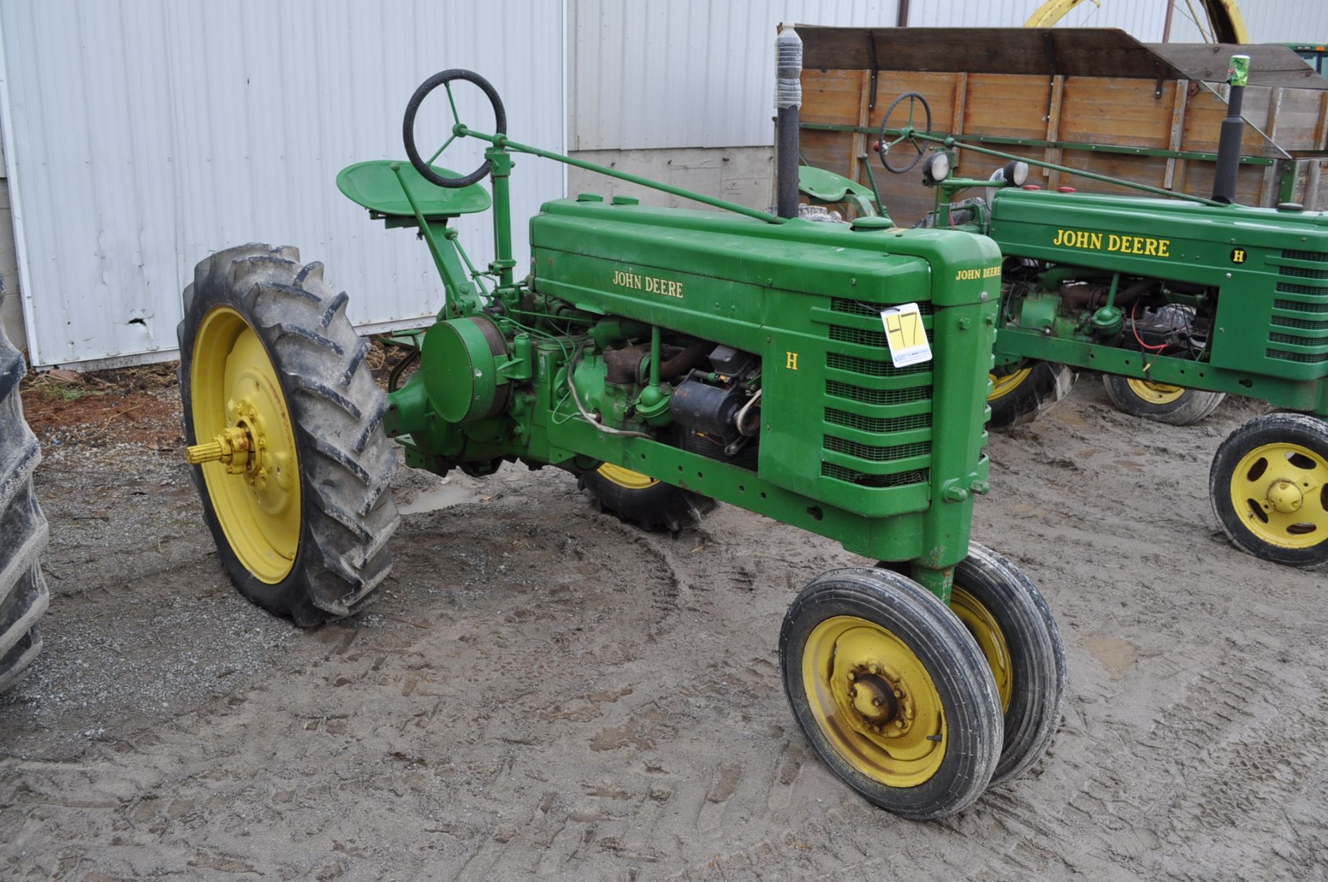 John Deere H tractor, gas, 9.5-32 rear tires, 4.00-15 front tires, narrow front, electric start - Image 2 of 12