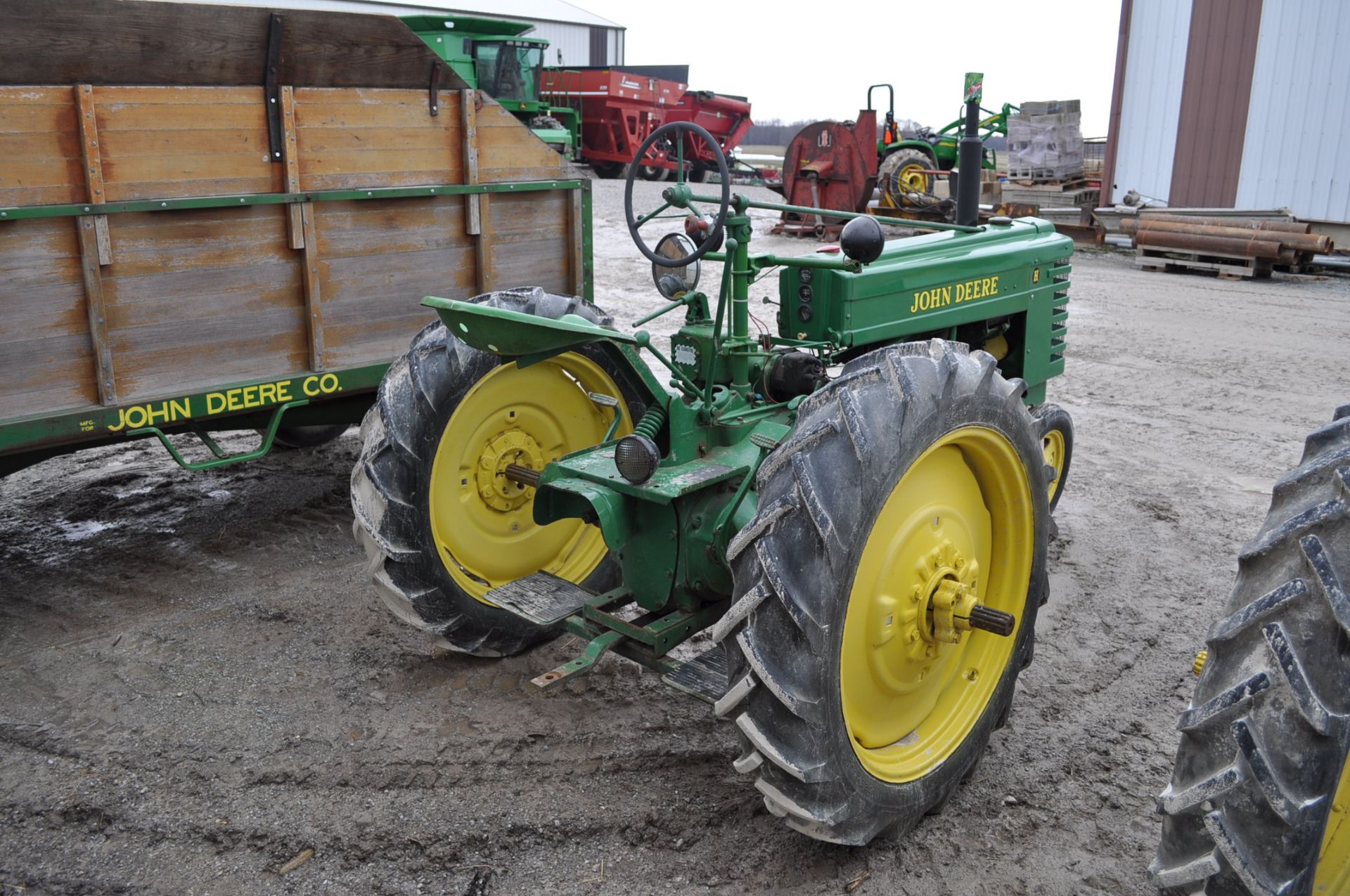 John Deere H tractor, 9.5-32 rear tires, 4.00-15 front tires, narrow front, electric start, PTO, hyd - Image 3 of 12