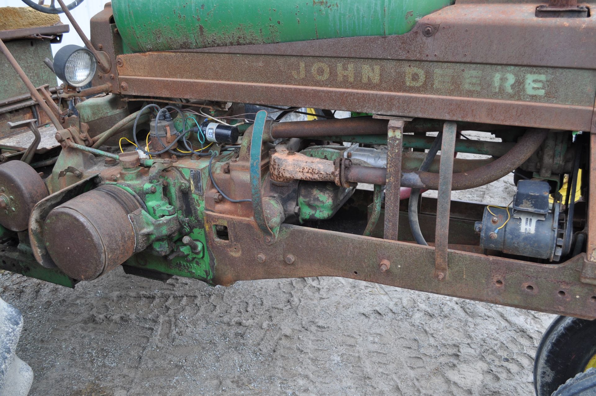 John Deere 520 tractor, LP, 13.6-12-36 rear tires, 6.00-19 front tires, narrow front, power steering - Image 12 of 12