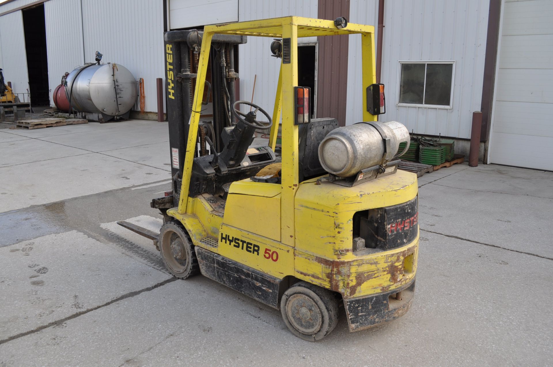 Hyster 50 fork lift, 3 stage mast, sideshift, LP, solid tires, 5,000 lb capacity - Image 4 of 14