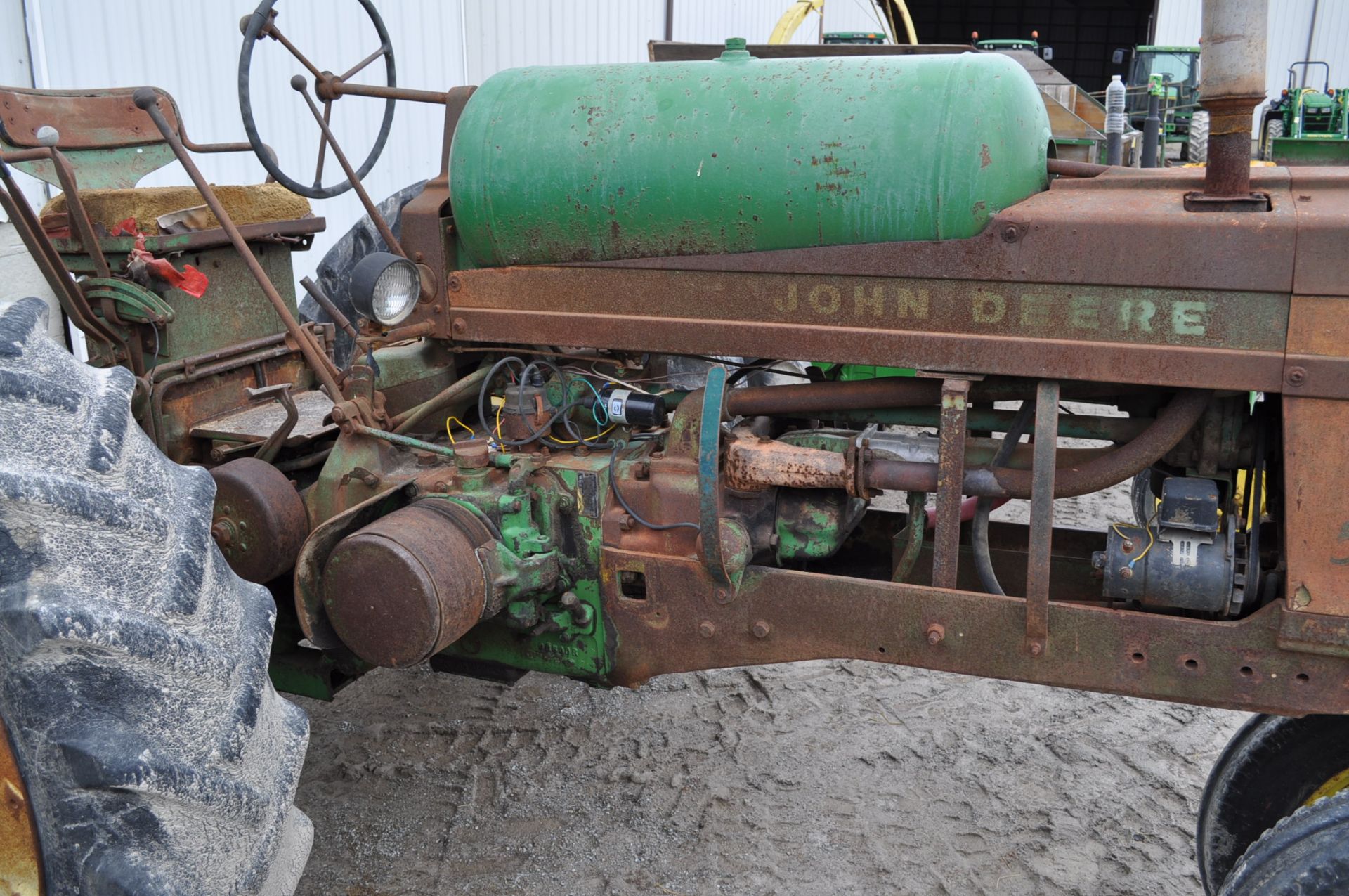 John Deere 520 tractor, LP, 13.6-12-36 rear tires, 6.00-19 front tires, narrow front, power steering - Image 8 of 12