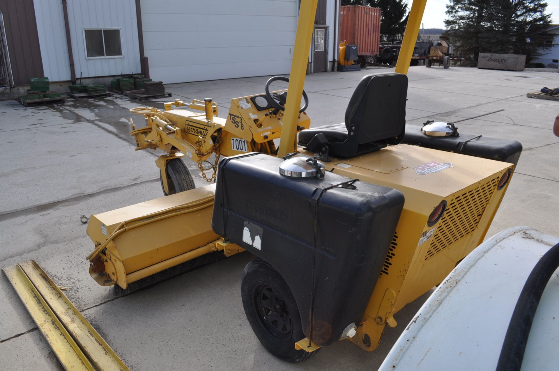 Terramite TSS 38 self-propelled sweeper, Kubota diesel, hydrostatic drive, 205/75 R 14 tires, - Image 5 of 15