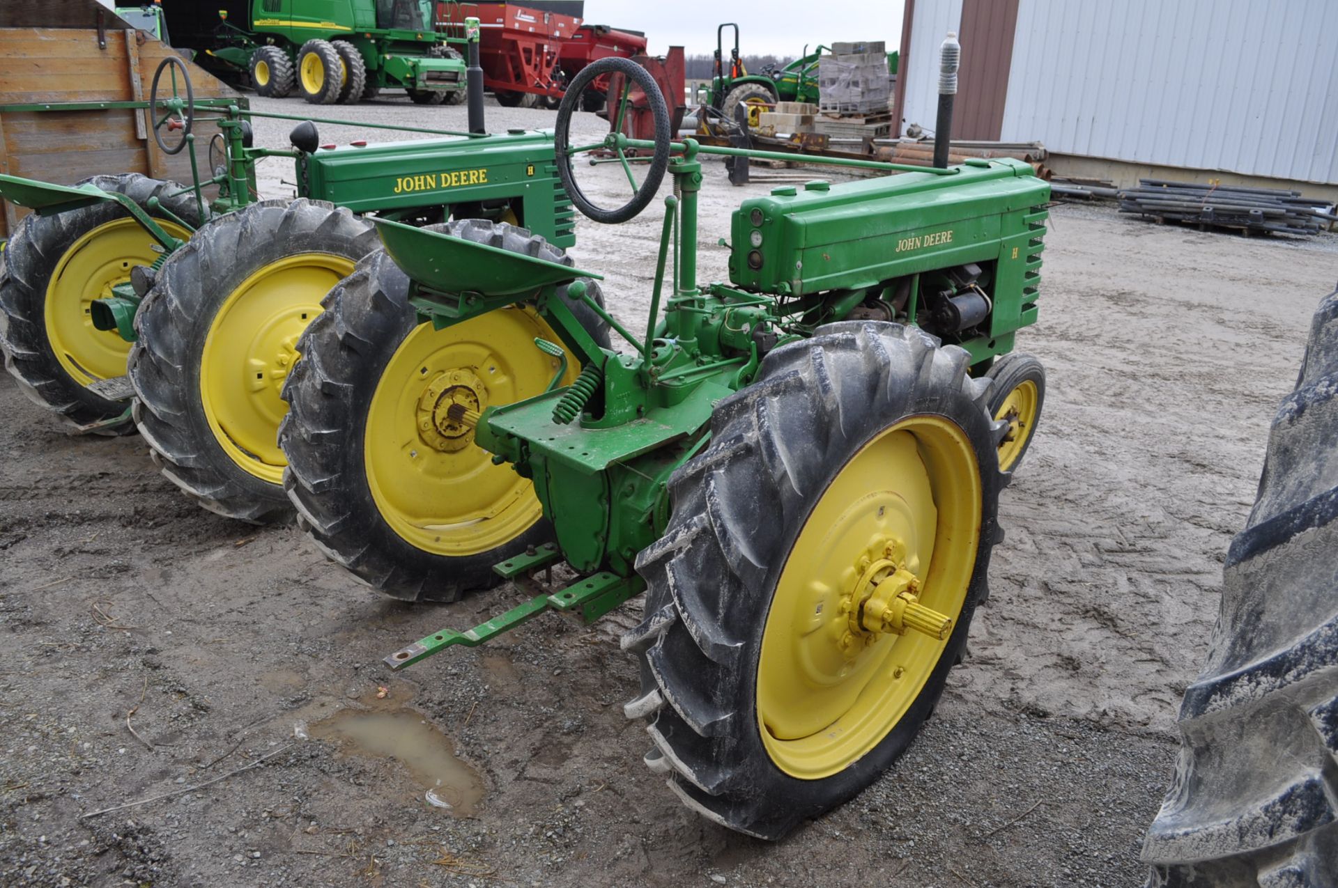 John Deere H tractor, gas, 9.5-32 rear tires, 4.00-15 front tires, narrow front, electric start - Image 3 of 12
