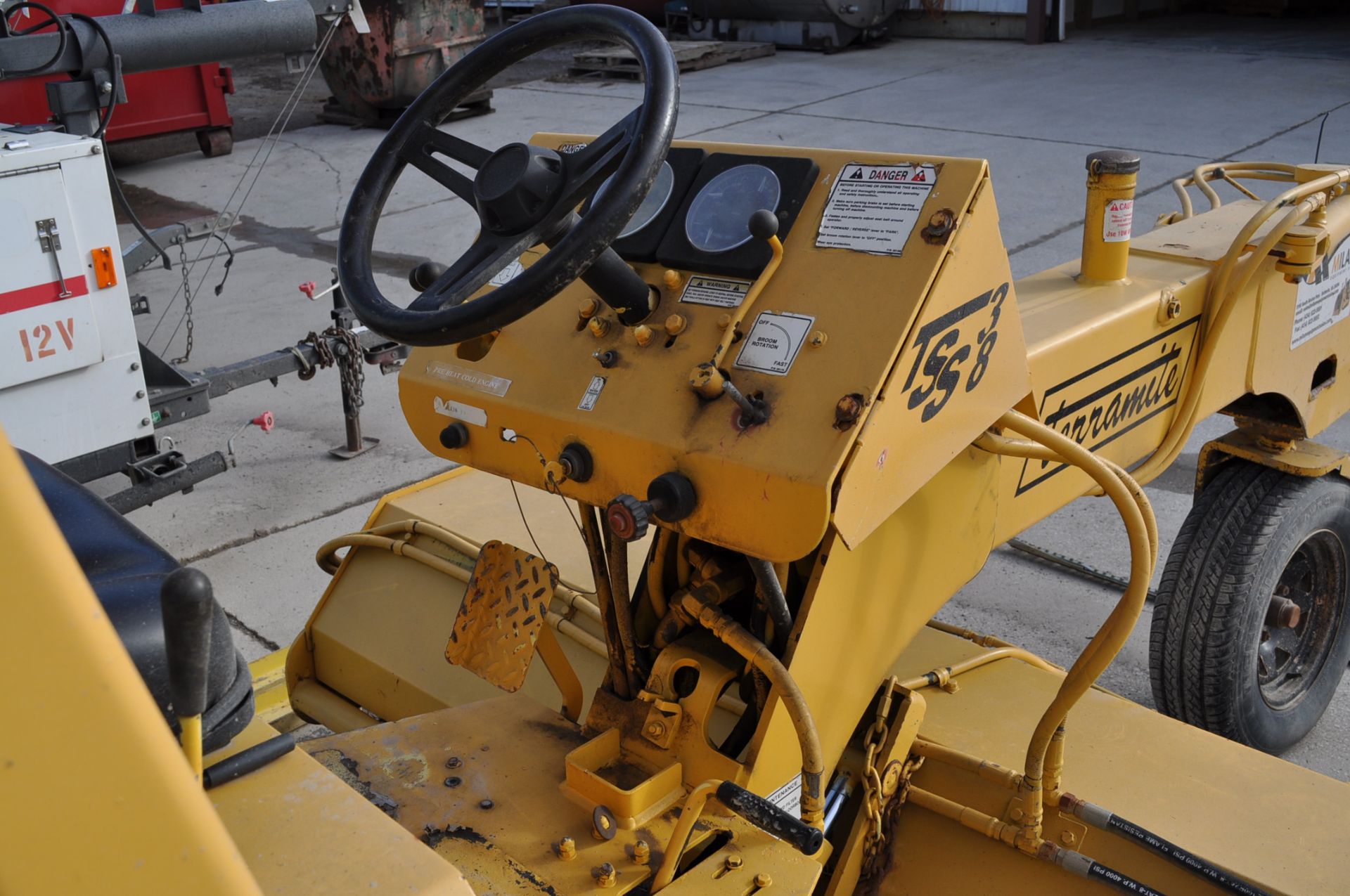 Terramite TSS 38 self-propelled sweeper, Kubota diesel, hydrostatic drive, 205/75 R 14 tires, - Image 10 of 15