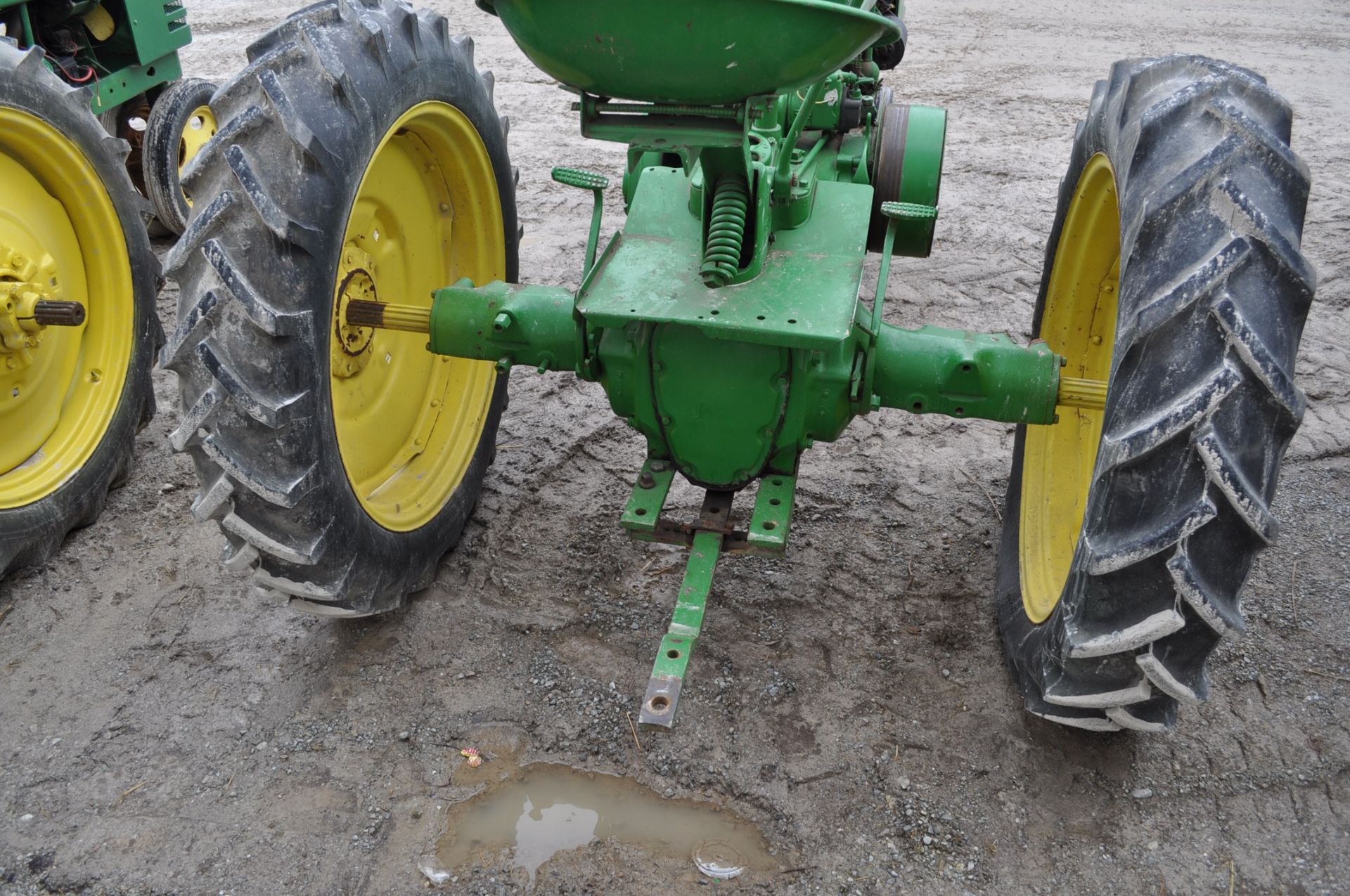 John Deere H tractor, gas, 9.5-32 rear tires, 4.00-15 front tires, narrow front, electric start - Image 8 of 12