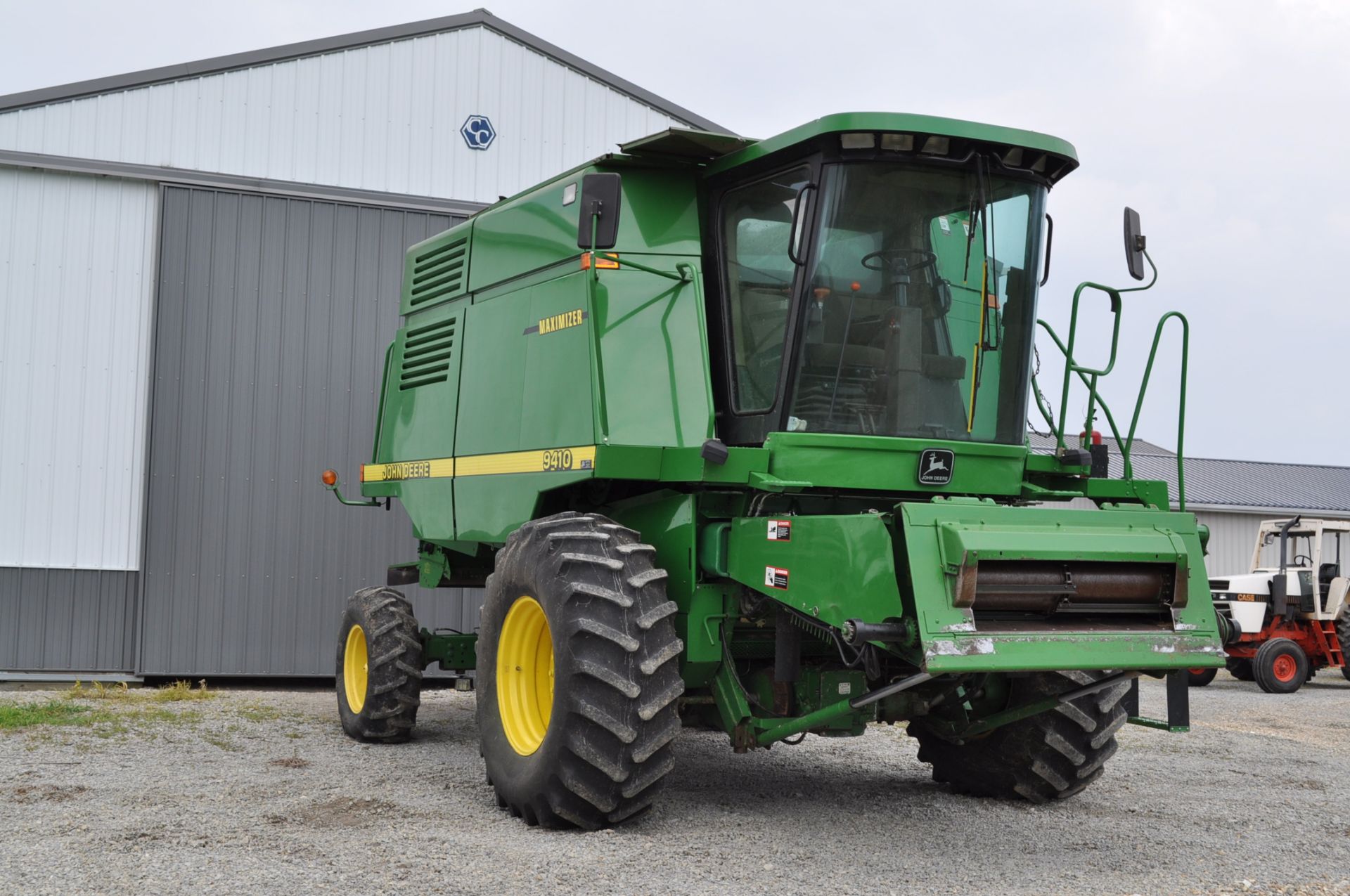 John Deere 9410 Maximizer combine, chopper, 2WD, 24.5-32 drive tires, 14.9-24 rear, 2499 engine - Image 30 of 32